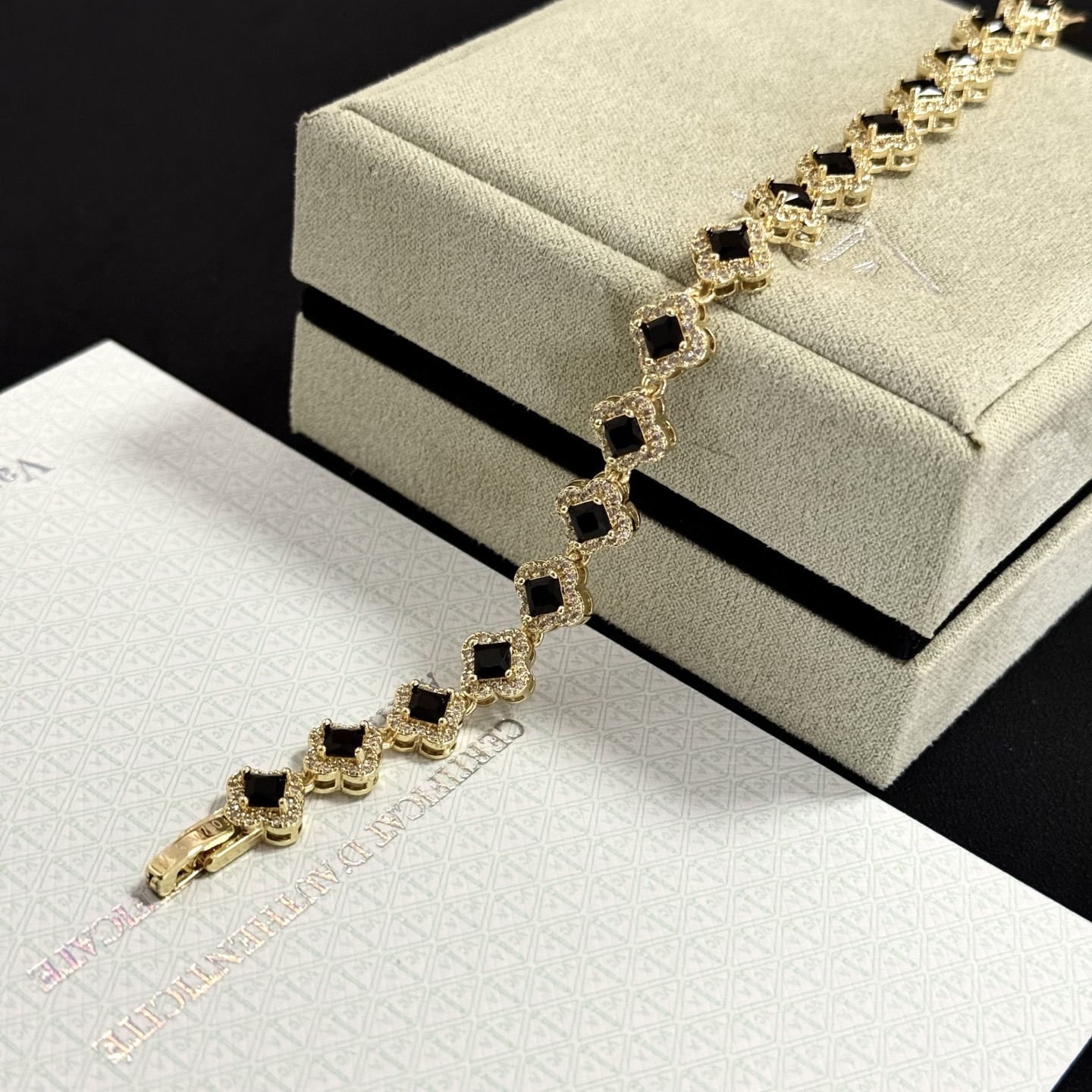 Van Cleef & Arpels Jewelry four-leaf clover bracelet, V gold level, diamond inlaid, multi-layered metal carving design — photo 5