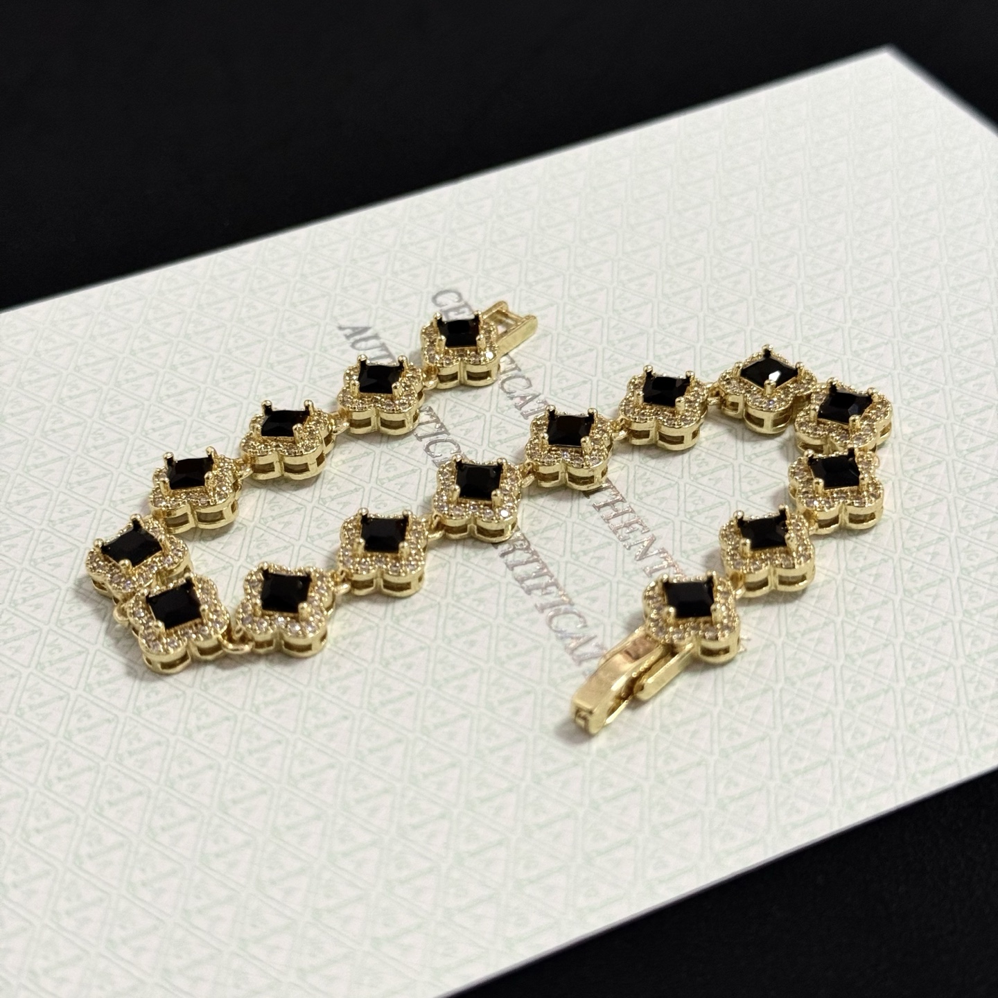 Van Cleef & Arpels Jewelry four-leaf clover bracelet, V gold level, diamond inlaid, multi-layered metal carving design — photo 9
