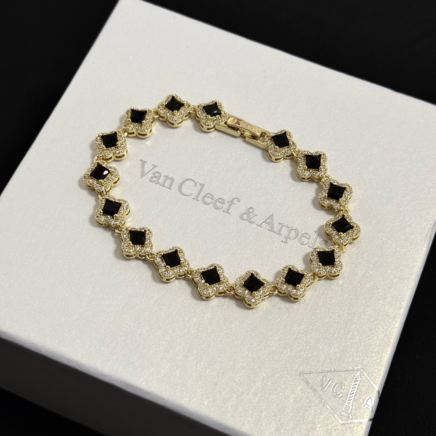 Van Cleef & Arpels Jewelry four-leaf clover bracelet, V gold level, diamond inlaid, multi-layered metal carving design — photo 2