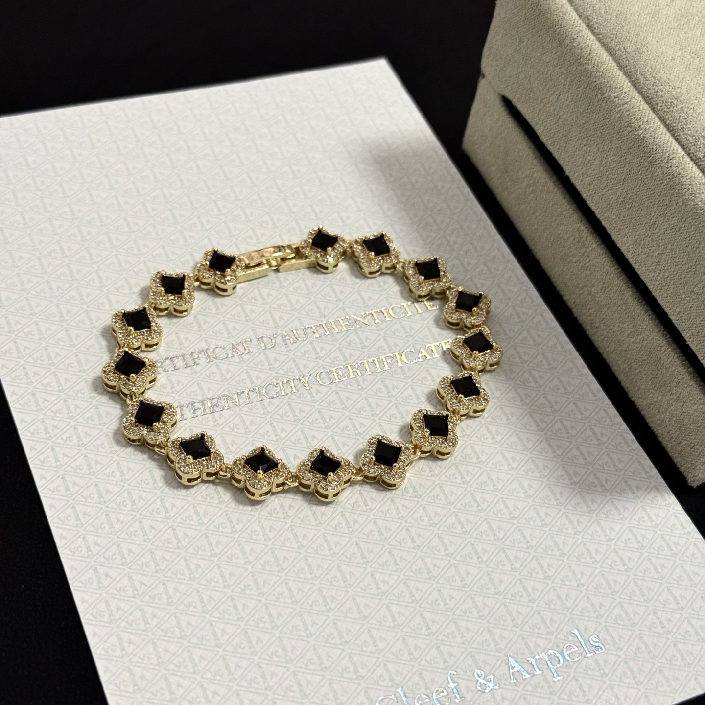 Van Cleef & Arpels Jewelry four-leaf clover bracelet, V gold level, diamond inlaid, multi-layered metal carving design — photo 7