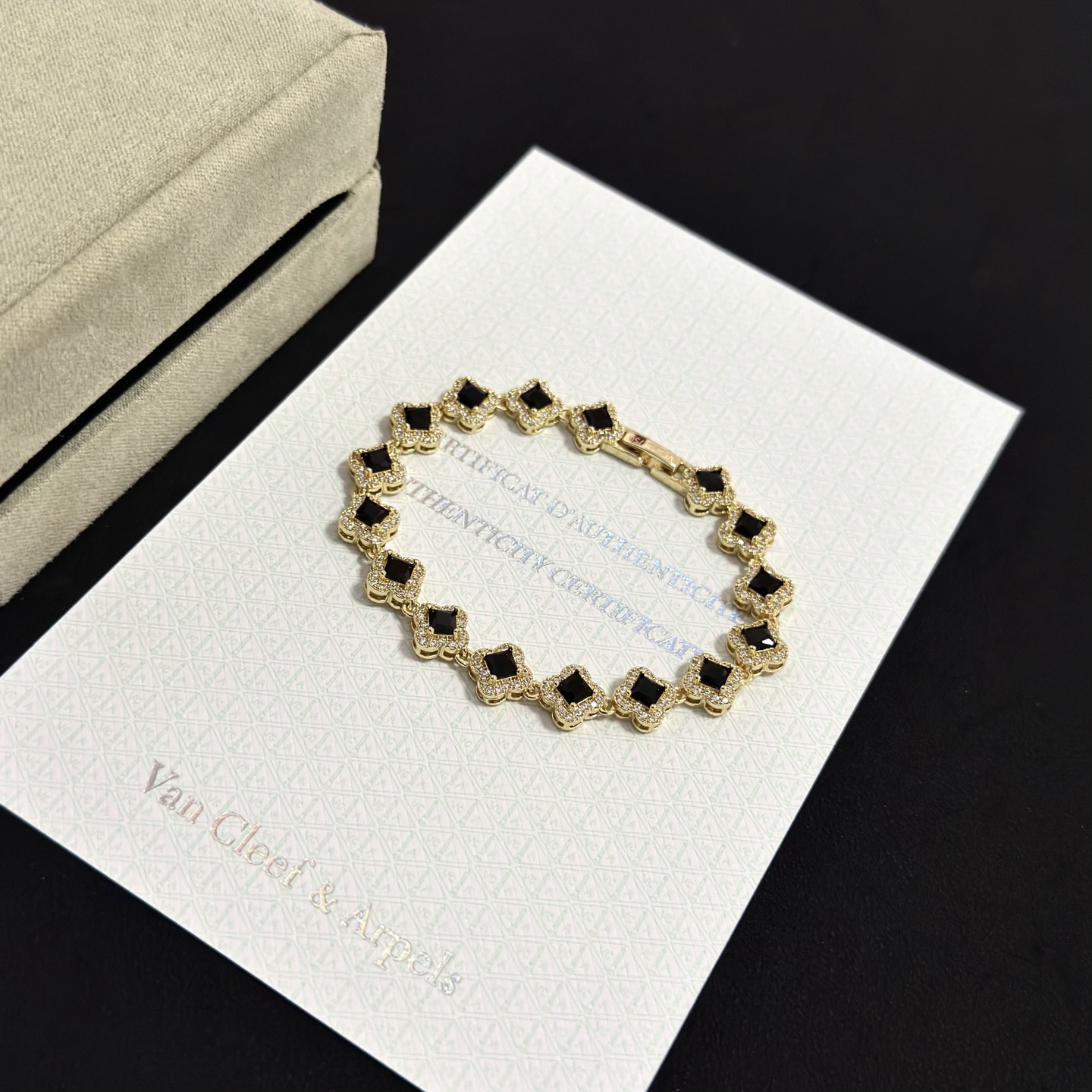 Van Cleef & Arpels Jewelry four-leaf clover bracelet, V gold level, diamond inlaid, multi-layered metal carving design — photo 3