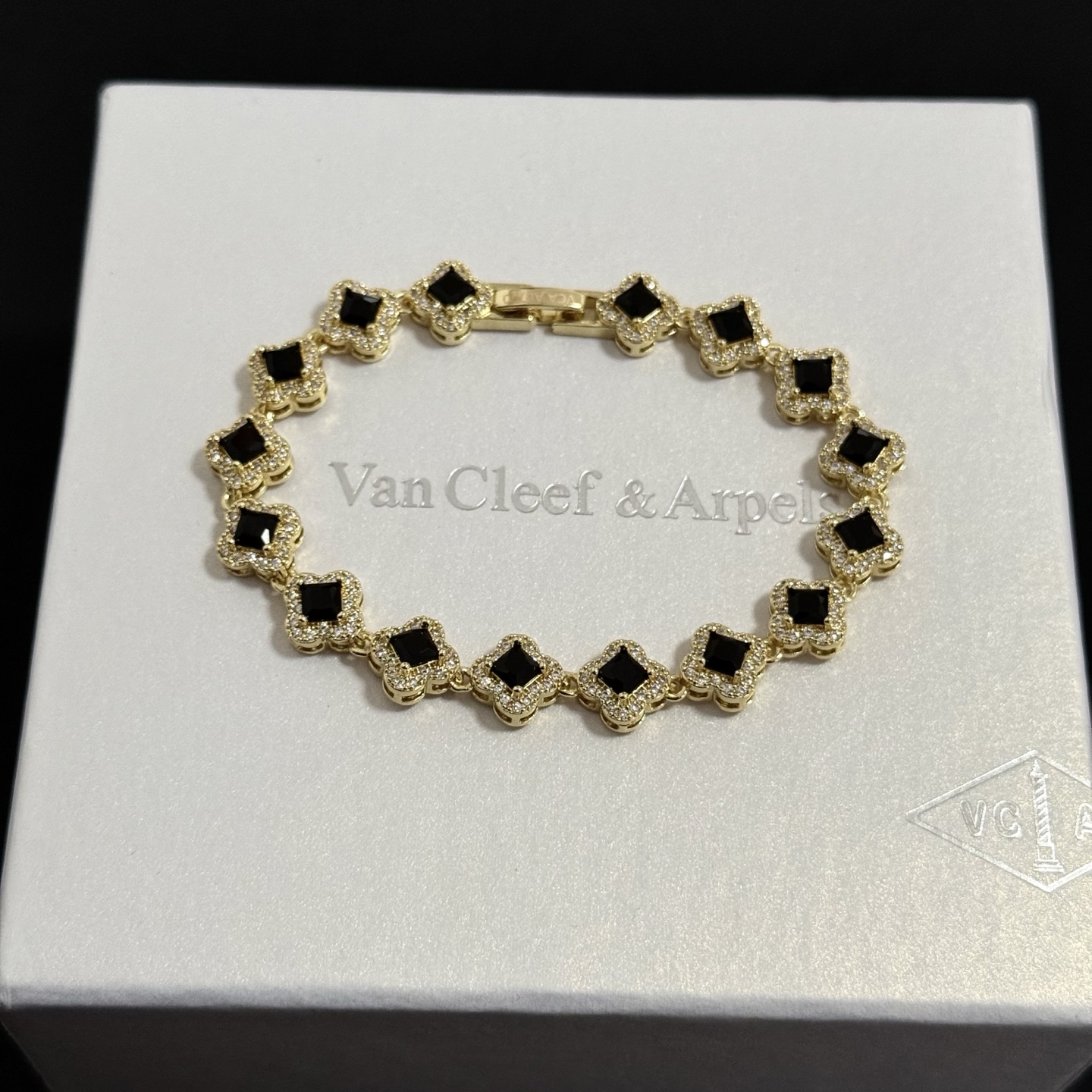 Van Cleef & Arpels Jewelry four-leaf clover bracelet, V gold level, diamond inlaid, multi-layered metal carving design
