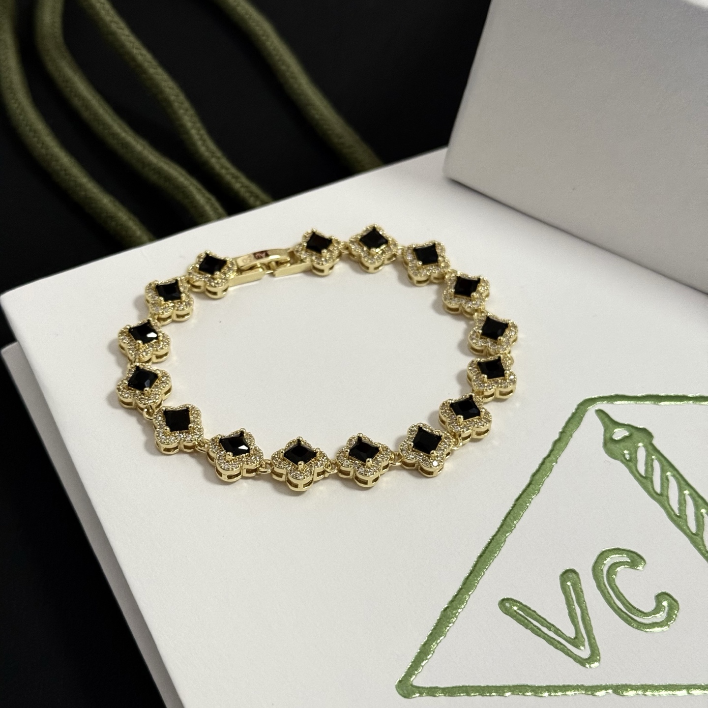 Van Cleef & Arpels Jewelry four-leaf clover bracelet, V gold level, diamond inlaid, multi-layered metal carving design — photo 8