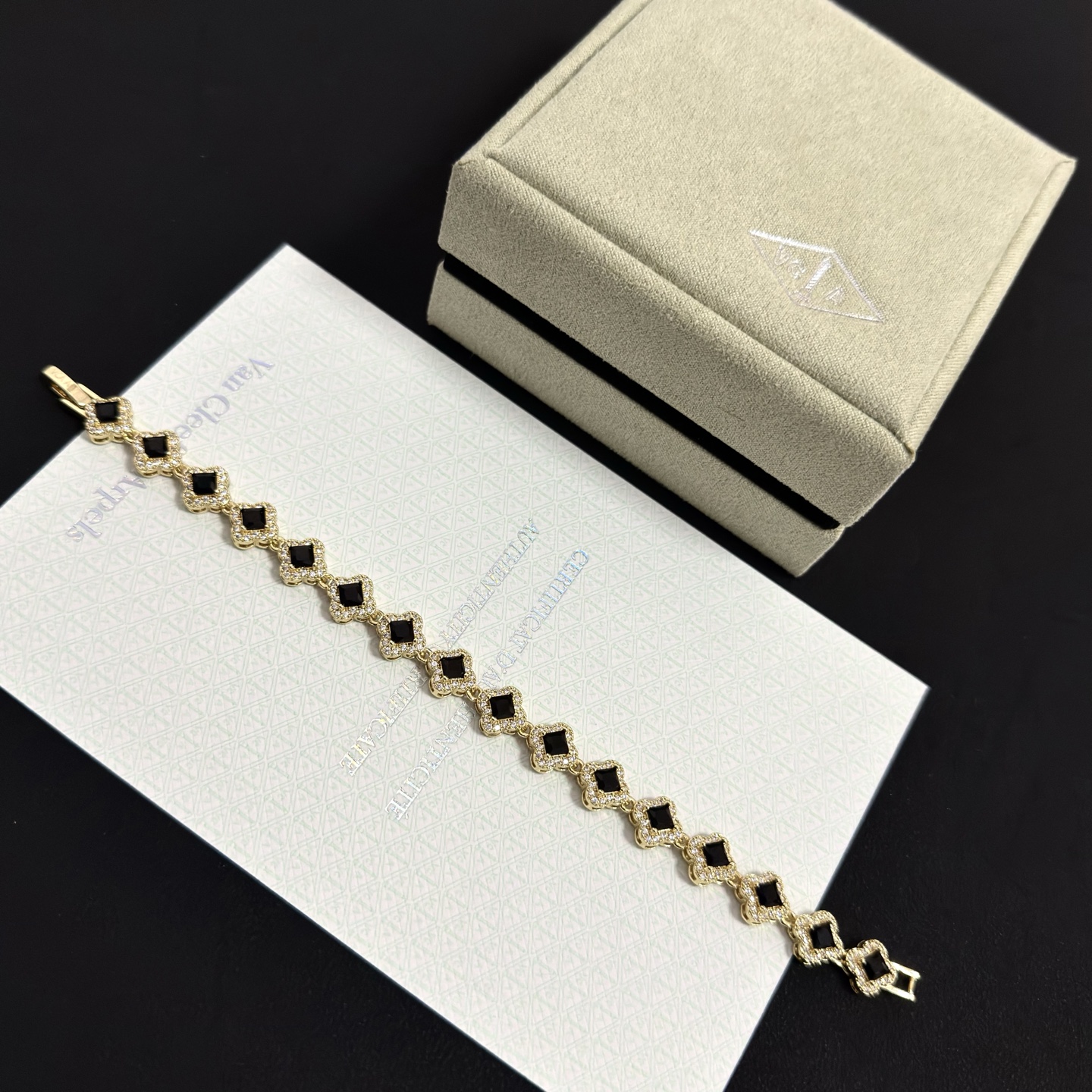 Van Cleef & Arpels Jewelry four-leaf clover bracelet, V gold level, diamond inlaid, multi-layered metal carving design — photo 4