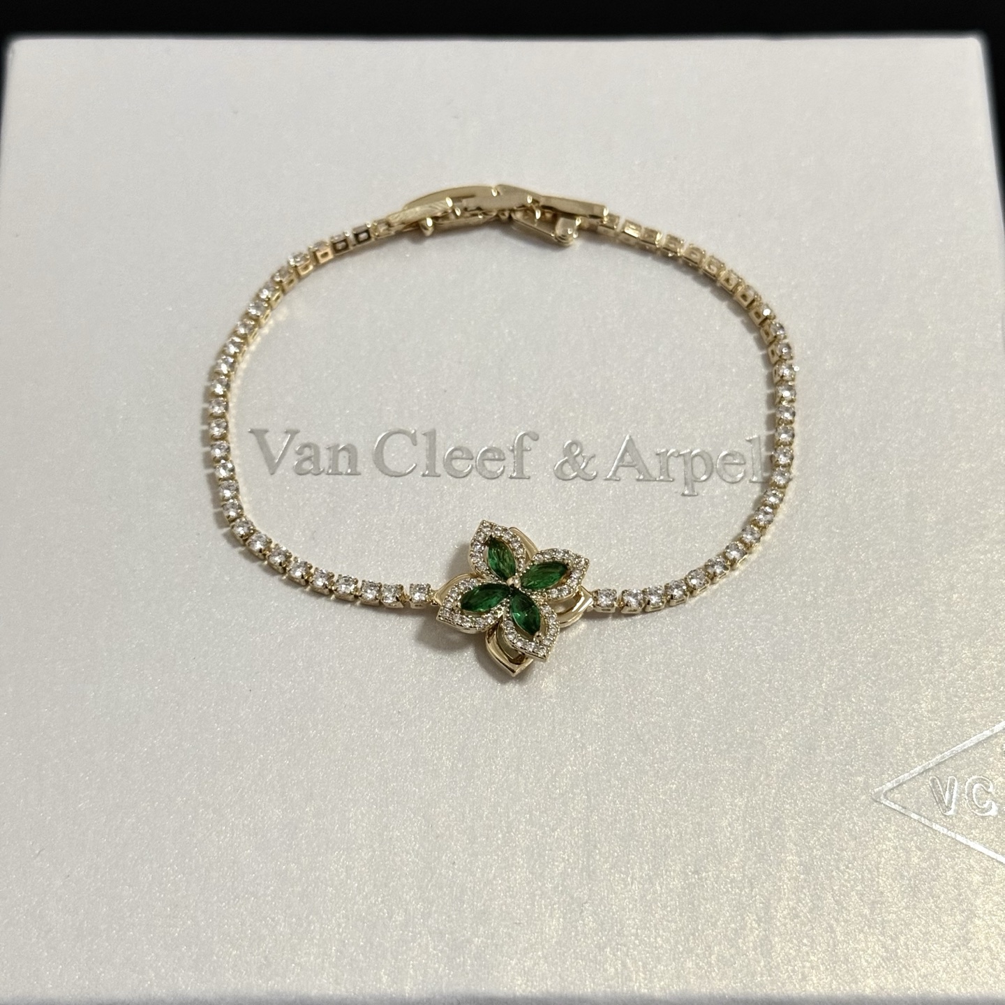 Van Cleef Arpels Four-leaf Clover bracelet gold-toned metal with clear diamonds and green gemstones 17cm