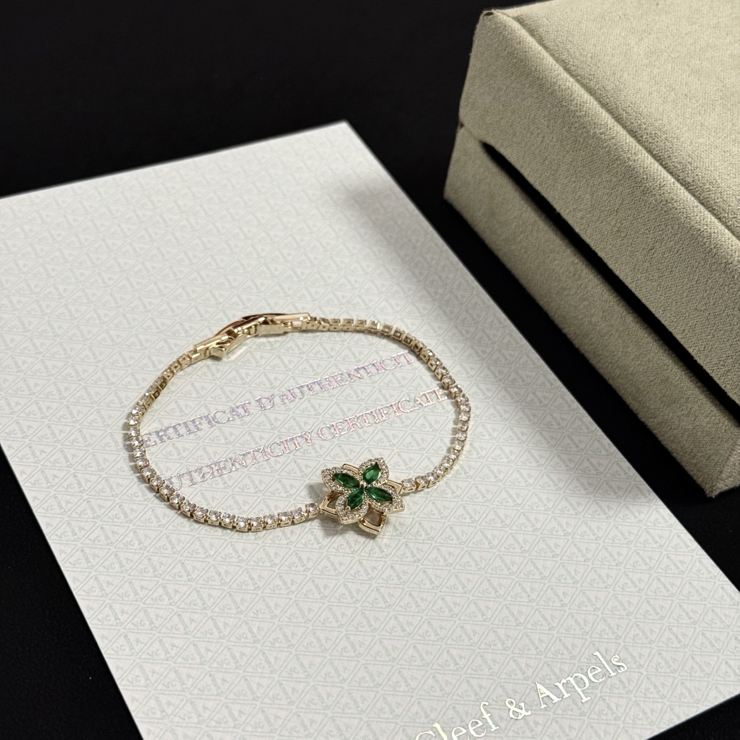 Van Cleef Arpels Four-leaf Clover bracelet gold-toned metal with clear diamonds and green gemstones 17cm