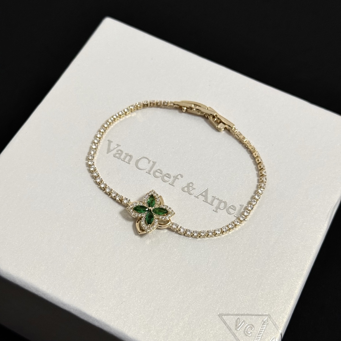 Van Cleef Arpels Four-leaf Clover bracelet gold-toned metal with clear diamonds and green gemstones 17cm