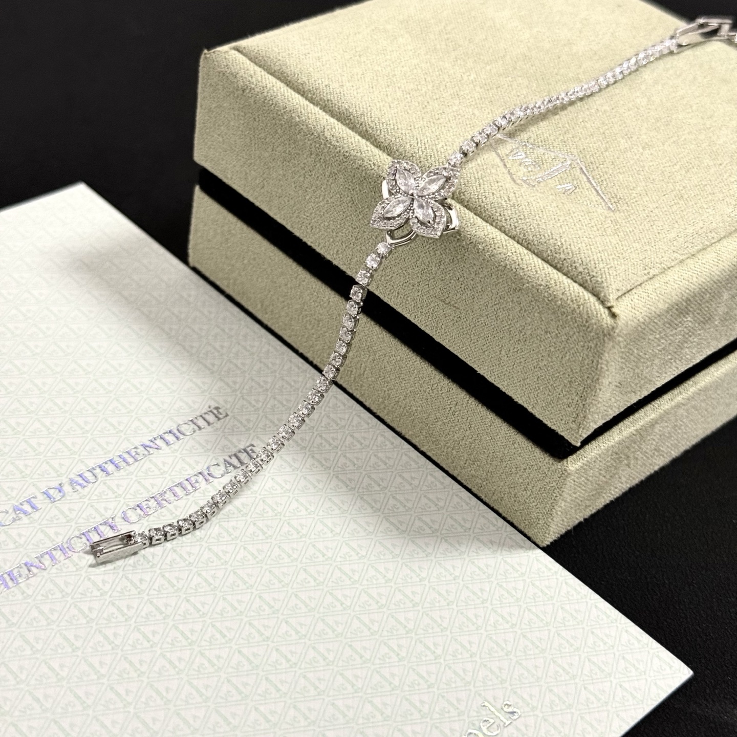 Bracciale tennis con diamanti quadrifoglio Van Cleef Arpels Bracciale in oro bianco argentato con diamanti trasparenti 17 cm