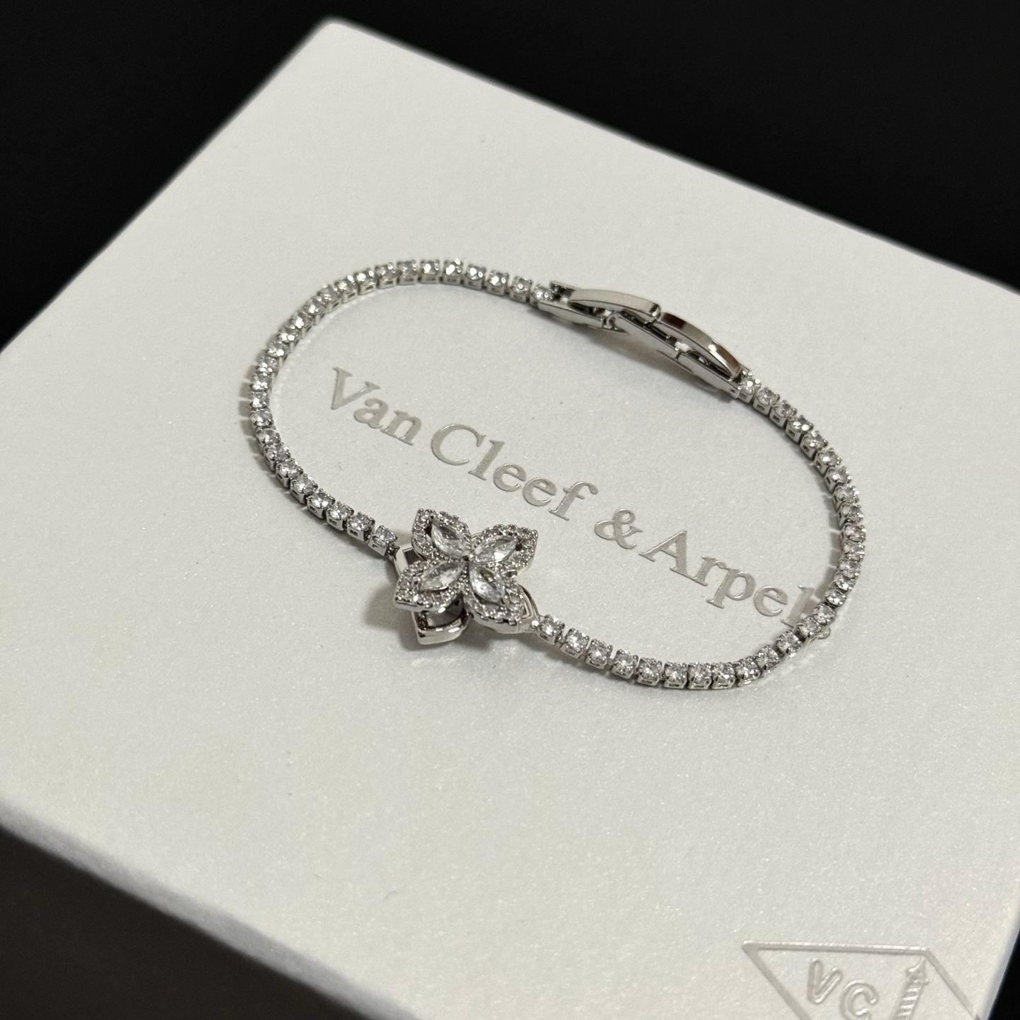 Bracciale tennis con diamanti quadrifoglio Van Cleef Arpels Bracciale in oro bianco argentato con diamanti trasparenti 17 cm