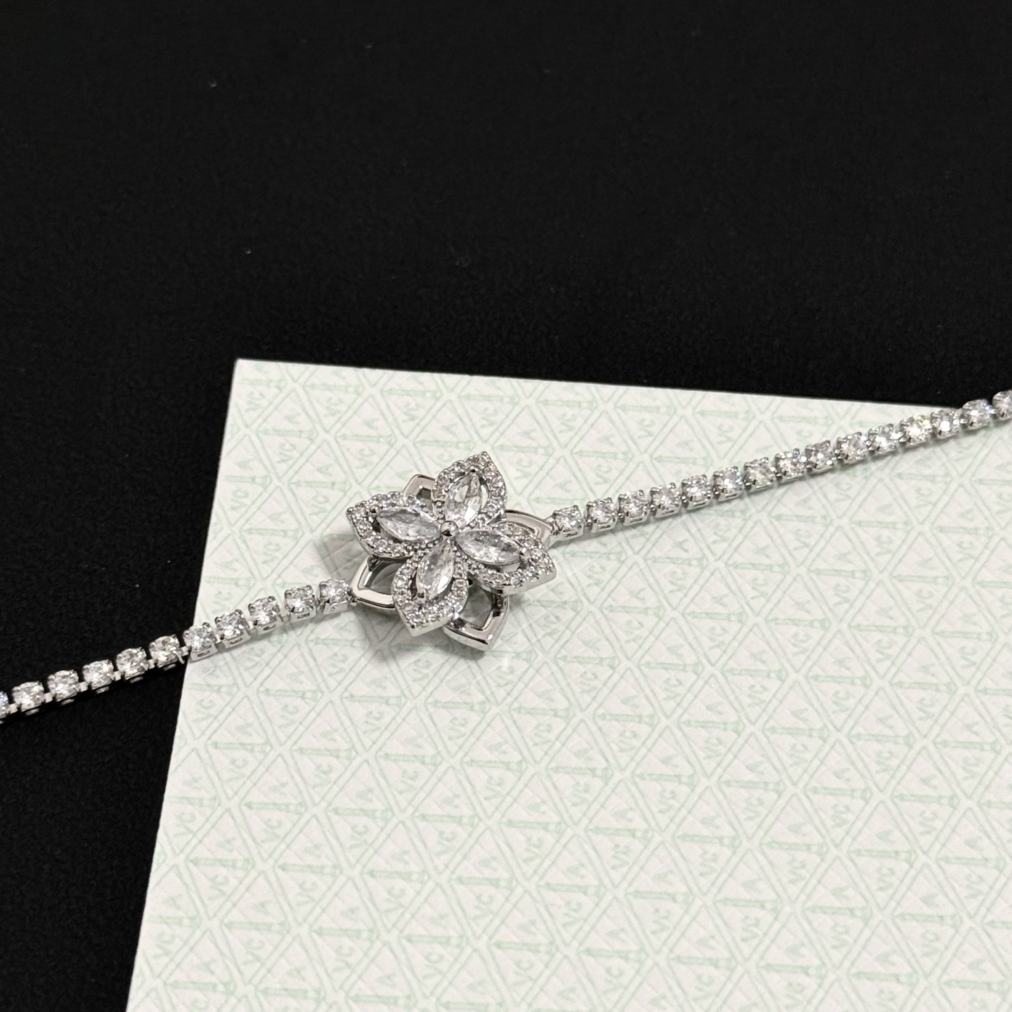 Bracciale tennis con diamanti quadrifoglio Van Cleef Arpels Bracciale in oro bianco argentato con diamanti trasparenti 17 cm