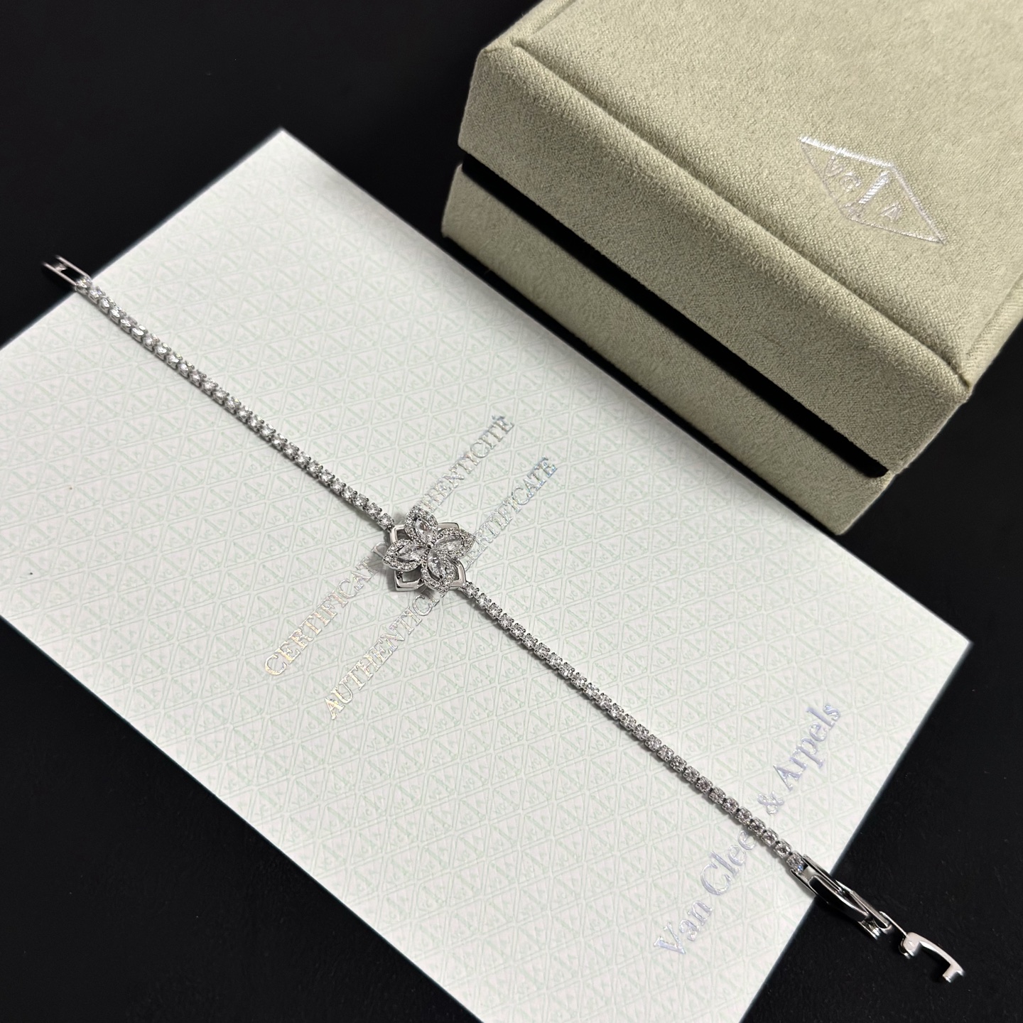 Bracciale tennis con diamanti quadrifoglio Van Cleef Arpels Bracciale in oro bianco argentato con diamanti trasparenti 17 cm