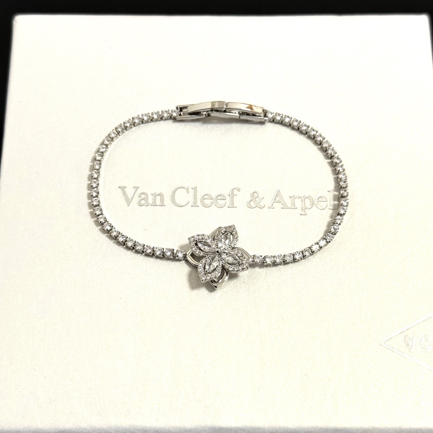 Bracciale tennis con diamanti quadrifoglio Van Cleef Arpels Bracciale in oro bianco argentato con diamanti trasparenti 17 cm