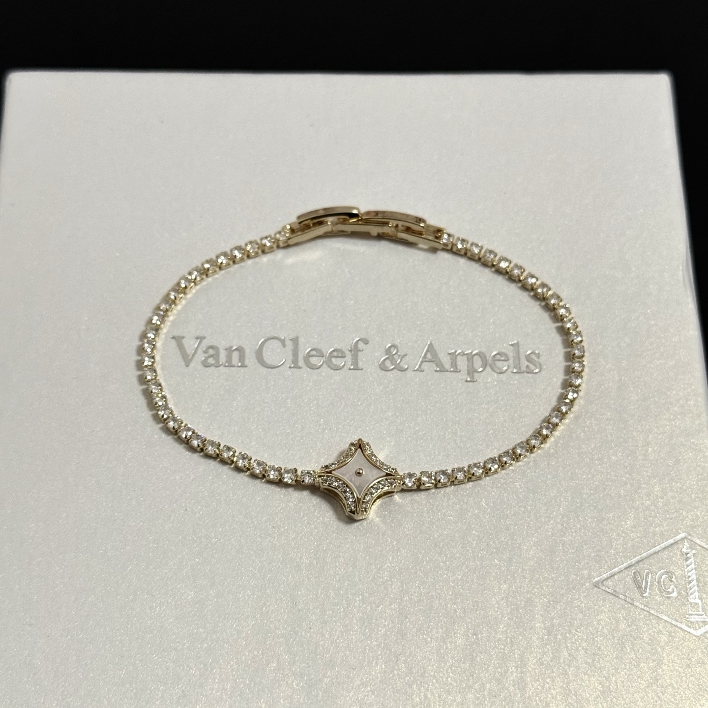 NO:705557,[Seiko Original] Popular VCA Four-leaf Clover Van Cleef & Arpels Bracelet V Gold Level Classic Work Same as Official Website Fashion Trend Multi-layered metal carving design makes the petals more three-dimensional. Inlaid with full diamond craftsmanship, it shows the feminine temperament [Gift] Four-leaf clover lucky pattern symbolizes luck and happiness. Unique and romantic, blending simple and harmonious lines with materials. Polished and polished, showing nobility and elegance [Celebration] [Celebration], boutique jewelry, van  cleef,bracelet19860909〔精工原版〕爆款 VCA四叶草梵克雅宝手链 V金等级 经典之作 官网同款 时尚潮流 采用多层次金属雕刻设计 使花瓣更立体 镶嵌满钻工艺 尽显女性柔美气质[礼物] 四叶草幸运图案 象征幸运和幸福 独特又浪漫将简单和谐的线条与材质相融合 经过抛光和打磨 彰显高贵优雅[庆祝][庆祝],饰品精品,van cleef,bracelet,Jewelry