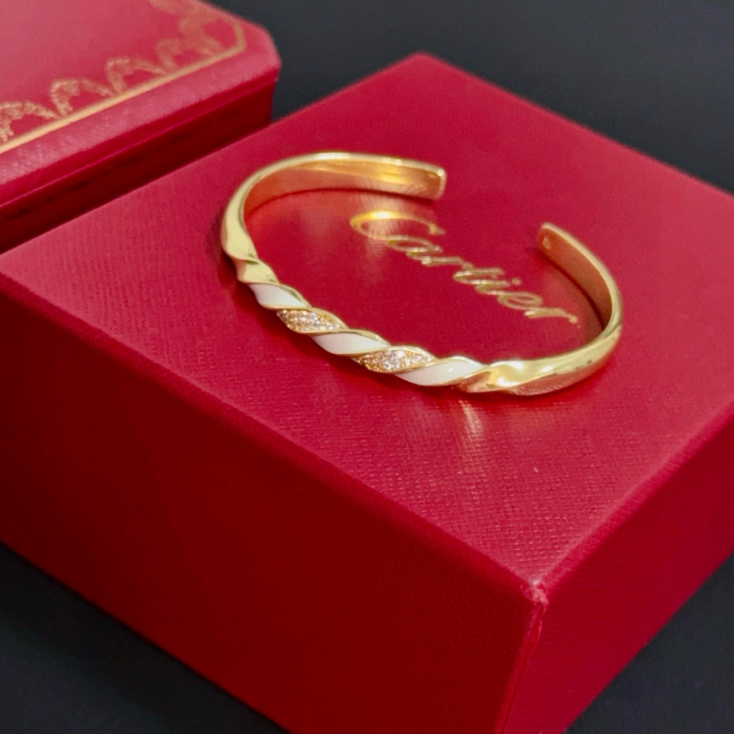 Cartier 卡地亚豹头镶钻手镯 高端定制版本 镶嵌钻工艺 V金材质 而 风格 用凌厉线条重构爱情美学 打破常规