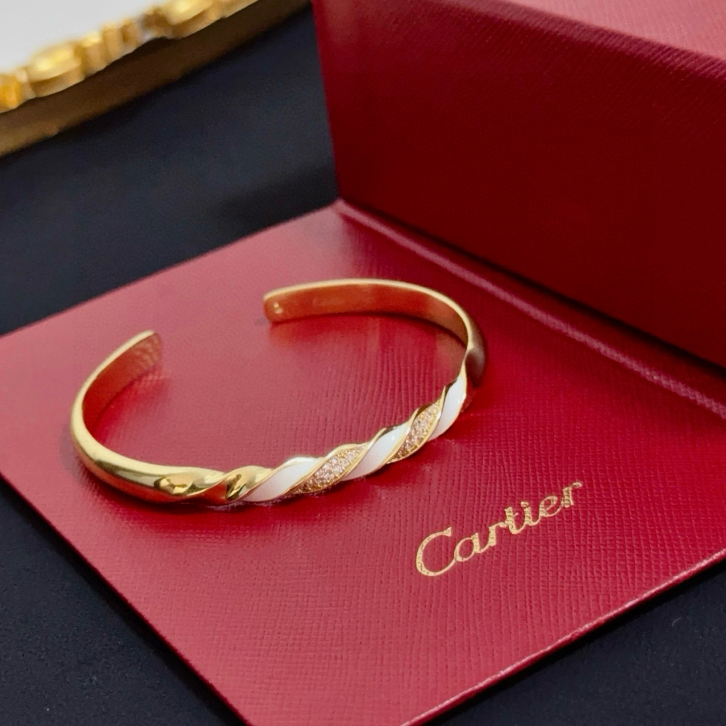 Cartier 卡地亚豹头镶钻手镯 高端定制版本 镶嵌钻工艺 V金材质 而 风格 用凌厉线条重构爱情美学 打破常规