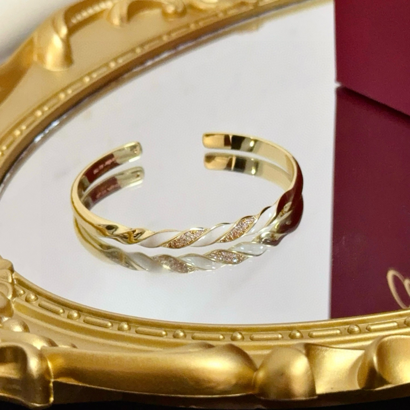 Cartier 卡地亚豹头镶钻手镯 高端定制版本 镶嵌钻工艺 V金材质 而 风格 用凌厉线条重构爱情美学 打破常规