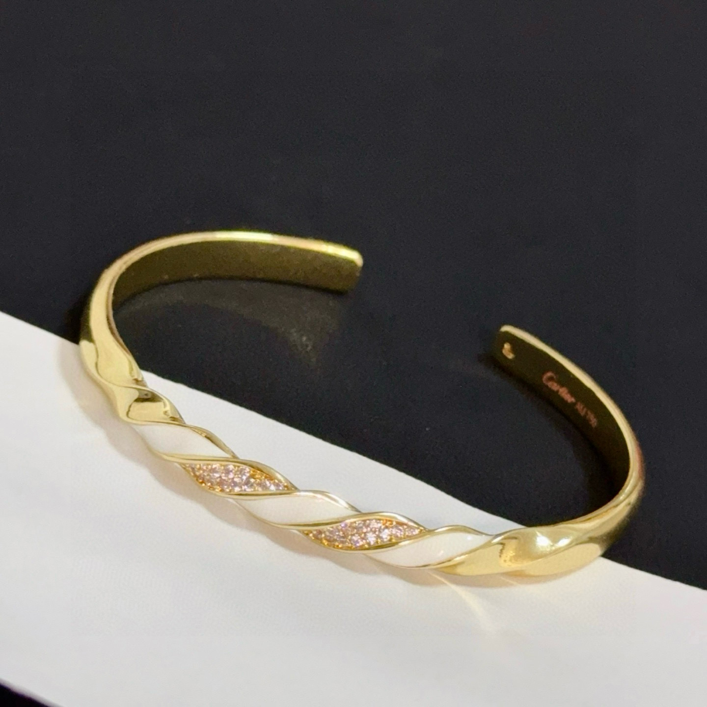 Cartier 卡地亚豹头镶钻手镯 高端定制版本 镶嵌钻工艺 V金材质 而 风格 用凌厉线条重构爱情美学 打破常规