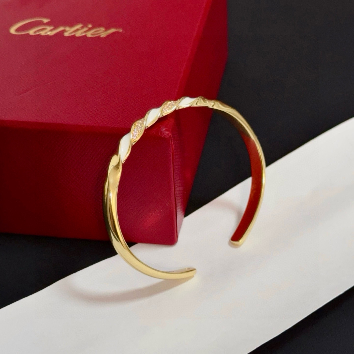 Cartier 卡地亚豹头镶钻手镯 高端定制版本 镶嵌钻工艺 V金材质 而 风格 用凌厉线条重构爱情美学 打破常规