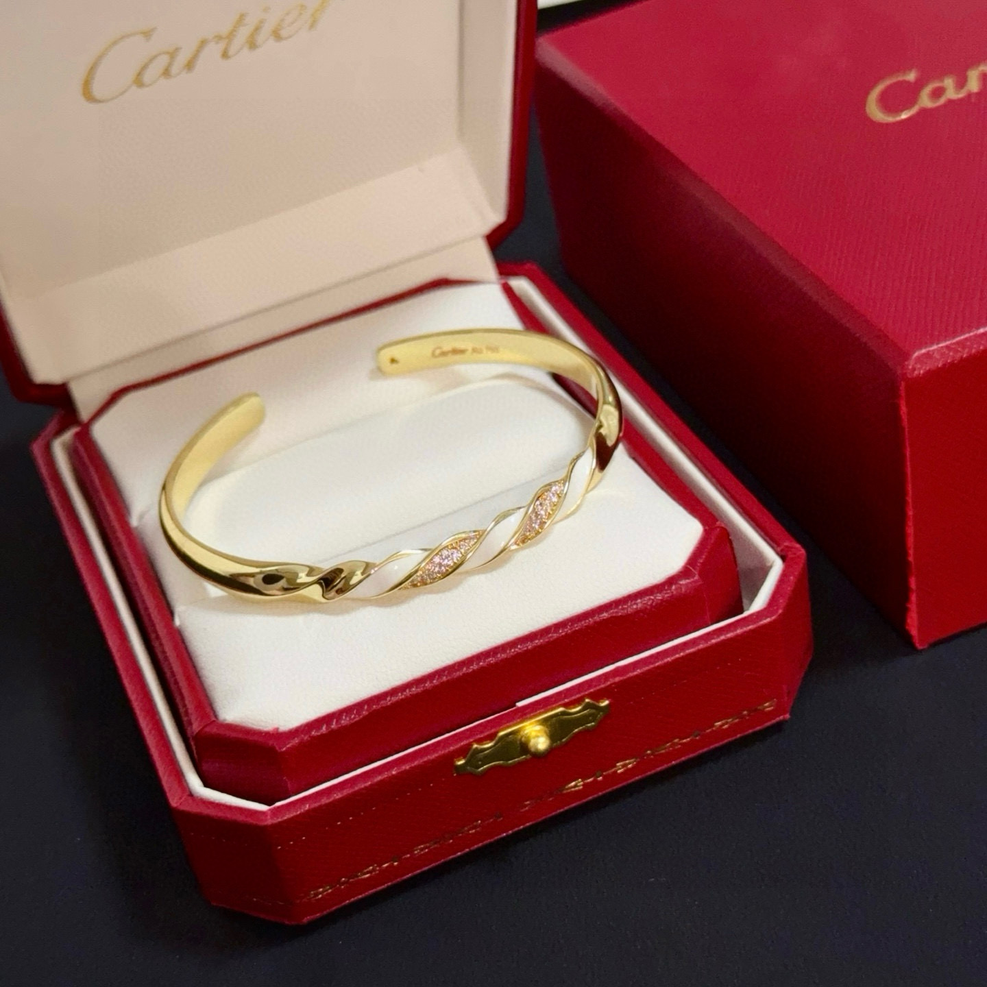 NO:705548,Cartier Leopard Head Diamond Bracelet High-end Customized Version Diamond-Inlaid Craftsmanship V Gold Material Classic and Fashionable Style Reconstruct the Aesthetics of Love with Sharp Lines!  Breaking the rules, the diamond-encrusted design actually achieves the ceiling of high-end sense - no need for flashy accumulation, love should be as pure as ever. Cartier is loved by many celebrities and Internet celebrities. The Leopard series bracelet is absolutely an eternal classic, and it is not limited to men and women, and there is no age limit!  Wear it and you will be the center of attention!  , jewelry boutique, cartier, bracelet19860909卡地亚豹头镶钻手镯 高端定制版本 镶嵌钻工艺 V金材质 经典而时尚风格 用凌厉线条重构爱情美学！打破常规,镶嵌钻设计反而成就高级感天花板——无需浮华堆砌,爱本应纯粹如初 卡地亚受众多明星网红的爱戴 豹子系列手镯 绝对是永恒经典 而且男女不限 年龄不限 ！戴上它你就是焦点！,饰品精品,cartier,bracelet,Jewelry