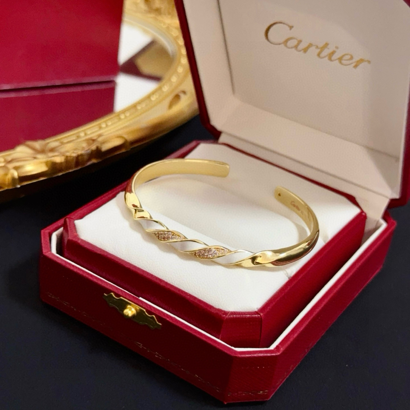 Cartier 卡地亚豹头镶钻手镯 高端定制版本 镶嵌钻工艺 V金材质 而 风格 用凌厉线条重构爱情美学 打破常规