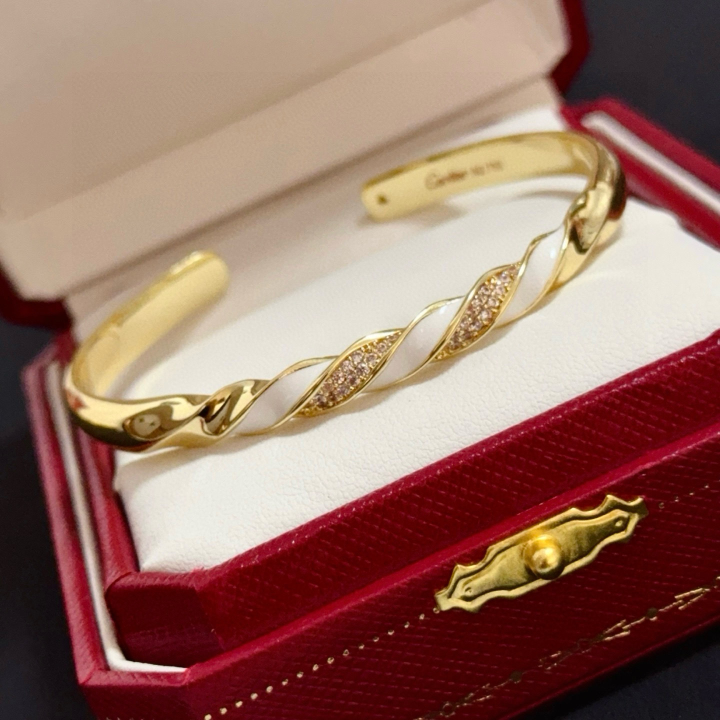 Cartier 卡地亚豹头镶钻手镯 高端定制版本 镶嵌钻工艺 V金材质 而 风格 用凌厉线条重构爱情美学 打破常规