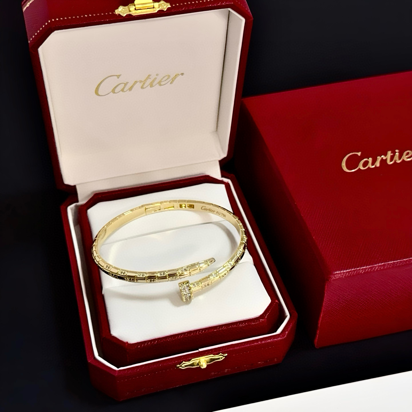 NO:705550,Cartier diamond-encrusted nail bracelet, high-end customized version, diamond-encrusted craftsmanship, V gold material, classic and fashionable style, reconstruct the aesthetics of love with sharp lines!  Breaking the rules, the diamond-encrusted design actually achieves the ceiling of high-end sense - no need for flashy accumulation, love should be as pure as ever. Cartier is loved by many celebrities and Internet celebrities. The Leopard series bracelet is absolutely an eternal classic, and it is not limited to men and women, and there is no age limit!  Wear it and you will be the center of attention!  , jewelry boutique, cartier, bracelet19860909卡地亚镶钻钉子手镯 高端定制版本 镶嵌钻工艺 V金材质 经典而时尚风格 用凌厉线条重构爱情美学！打破常规,镶嵌钻设计反而成就高级感天花板——无需浮华堆砌,爱本应纯粹如初 卡地亚受众多明星网红的爱戴 豹子系列手镯 绝对是永恒经典 而且男女不限 年龄不限 ！戴上它你就是焦点！,饰品精品,cartier,bracelet,Jewelry