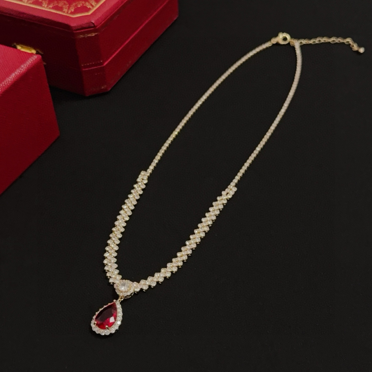 💰140 卡地亚镶钻项链 高端定制版本 镶嵌钻工艺 V金材质 经典而时尚风格  用凌厉线条重构爱情美学！打破常规，镶嵌钻设计反而成就高级感天花板&mdash;&mdash;无需浮华堆砌，爱本应纯粹如初 卡地亚受众多明星网红的爱戴 豹子系列手镯 绝对是永恒经典 而且男女不限 年龄不限 ！戴上它你就是焦点！