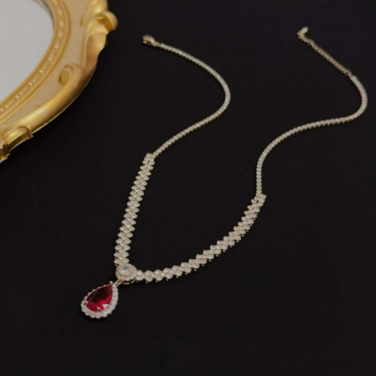 💰140 卡地亚镶钻项链 高端定制版本 镶嵌钻工艺 V金材质 经典而时尚风格  用凌厉线条重构爱情美学！打破常规，镶嵌钻设计反而成就高级感天花板&mdash;&mdash;无需浮华堆砌，爱本应纯粹如初 卡地亚受众多明星网红的爱戴 豹子系列手镯 绝对是永恒经典 而且男女不限 年龄不限 ！戴上它你就是焦点！