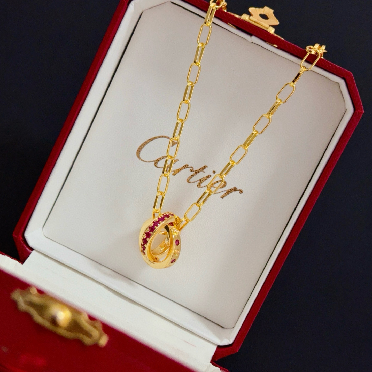 💰120 卡地亚镶钻项链 高端定制版本 镶嵌钻工艺 V金材质 经典而时尚风格  用凌厉线条重构爱情美学！打破常规，镶嵌钻设计反而成就高级感天花板&mdash;&mdash;无需浮华堆砌，爱本应纯粹如初 卡地亚受众多明星网红的爱戴 豹子系列手镯 绝对是永恒经典 而且男女不限 年龄不限 ！戴上它你就是焦点！