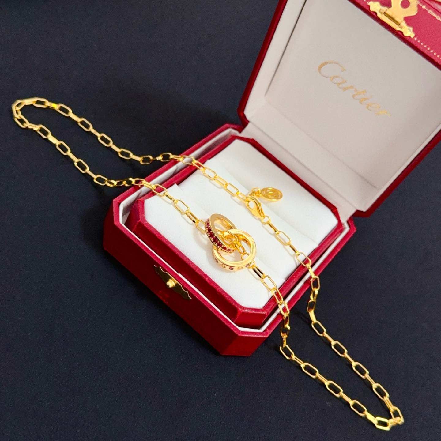 💰120 卡地亚镶钻项链 高端定制版本 镶嵌钻工艺 V金材质 经典而时尚风格  用凌厉线条重构爱情美学！打破常规，镶嵌钻设计反而成就高级感天花板&mdash;&mdash;无需浮华堆砌，爱本应纯粹如初 卡地亚受众多明星网红的爱戴 豹子系列手镯 绝对是永恒经典 而且男女不限 年龄不限 ！戴上它你就是焦点！