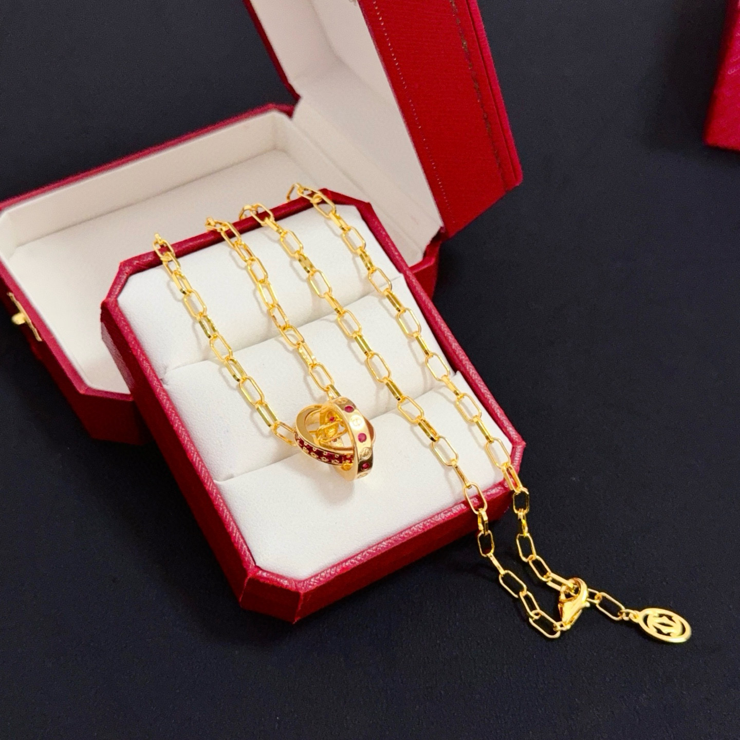 💰120 卡地亚镶钻项链 高端定制版本 镶嵌钻工艺 V金材质 经典而时尚风格  用凌厉线条重构爱情美学！打破常规，镶嵌钻设计反而成就高级感天花板&mdash;&mdash;无需浮华堆砌，爱本应纯粹如初 卡地亚受众多明星网红的爱戴 豹子系列手镯 绝对是永恒经典 而且男女不限 年龄不限 ！戴上它你就是焦点！