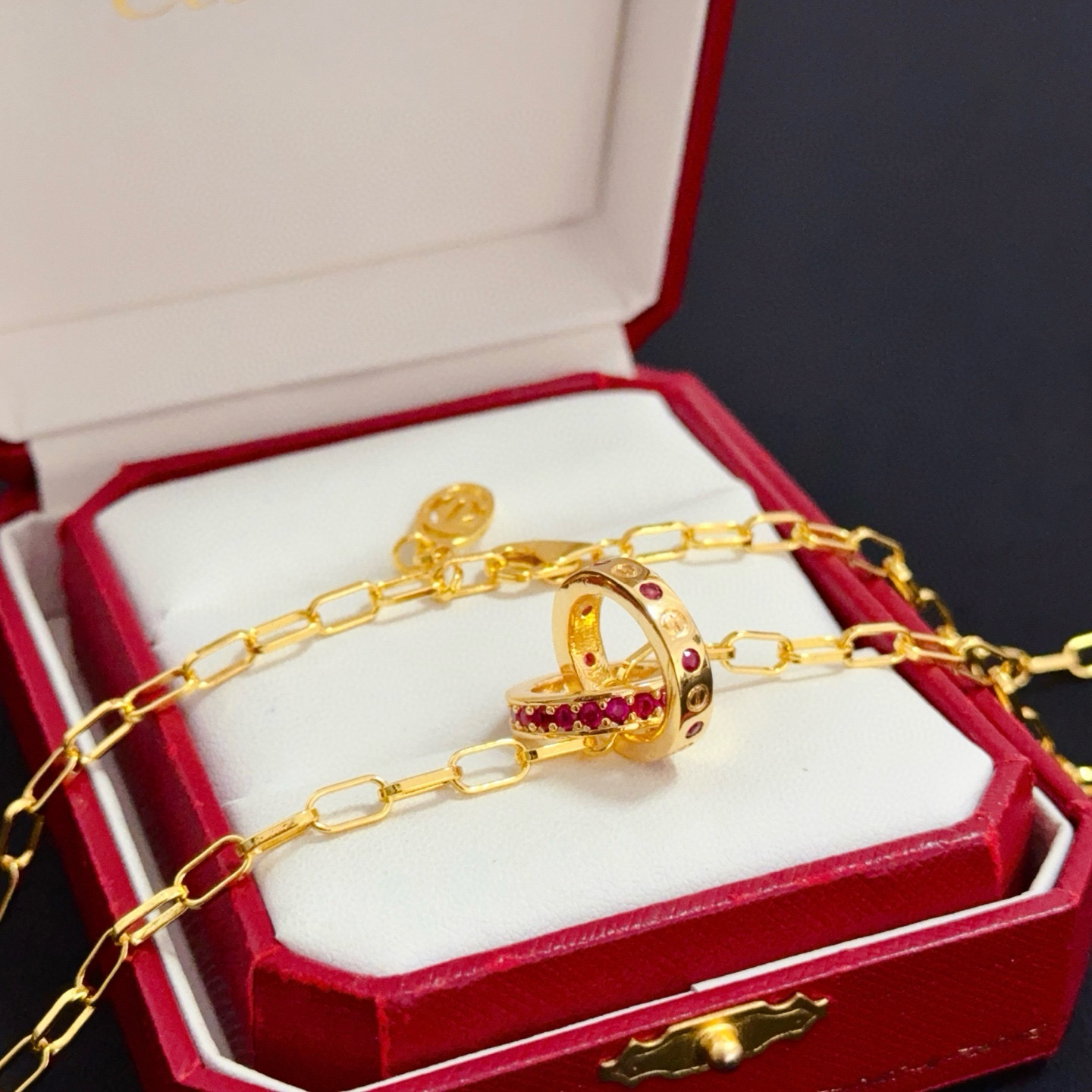 💰120 卡地亚镶钻项链 高端定制版本 镶嵌钻工艺 V金材质 经典而时尚风格  用凌厉线条重构爱情美学！打破常规，镶嵌钻设计反而成就高级感天花板&mdash;&mdash;无需浮华堆砌，爱本应纯粹如初 卡地亚受众多明星网红的爱戴 豹子系列手镯 绝对是永恒经典 而且男女不限 年龄不限 ！戴上它你就是焦点！