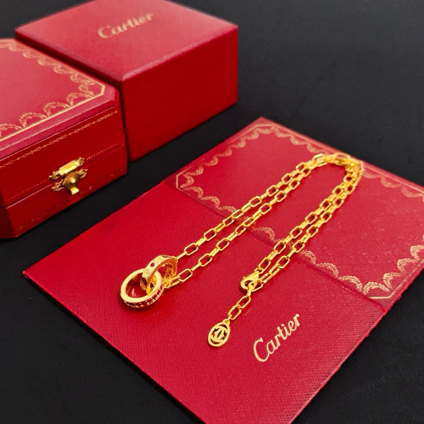 💰120 卡地亚镶钻项链 高端定制版本 镶嵌钻工艺 V金材质 经典而时尚风格  用凌厉线条重构爱情美学！打破常规，镶嵌钻设计反而成就高级感天花板&mdash;&mdash;无需浮华堆砌，爱本应纯粹如初 卡地亚受众多明星网红的爱戴 豹子系列手镯 绝对是永恒经典 而且男女不限 年龄不限 ！戴上它你就是焦点！