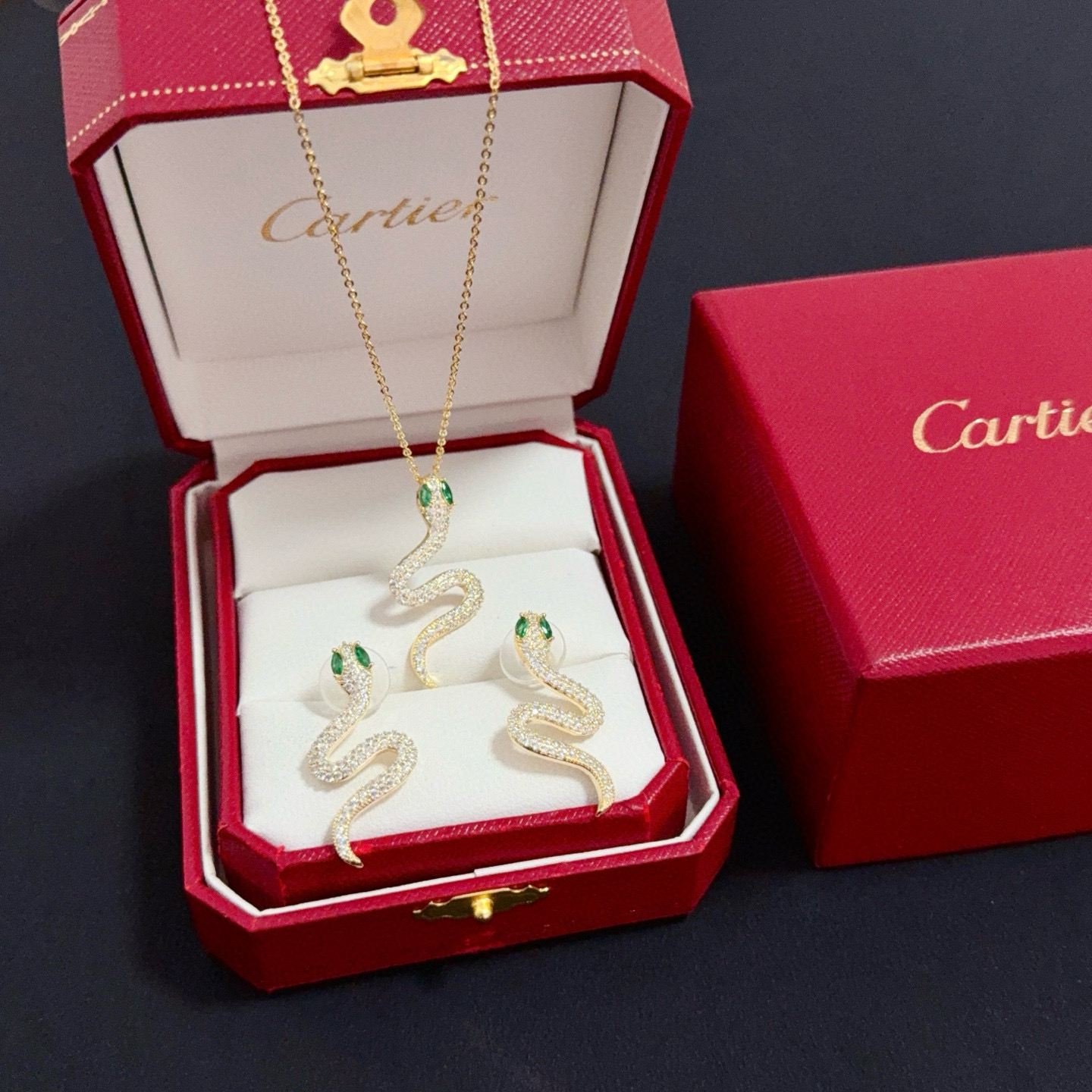 NO:688286,Earrings 75 Cartier diamond necklace 95 High-end customized version Diamond-set craftsmanship V gold material Classic and fashionable style Reconstruct the aesthetics of love with sharp lines!  Breaking the rules, the diamond-encrusted design actually achieves the ceiling of high-end sense - no need for flashy accumulation, love should be as pure as ever. Cartier is loved by many celebrities and Internet celebrities. The Leopard series bracelet is absolutely an eternal classic, and it is not limited to men and women, and there is no age limit!  Wear it and you will be the center of attention!  , jewelry boutique,cartier,necklace,bracelet19860909耳钉75 卡地亚镶钻项链 95 高端定制版本 镶嵌钻工艺 V金材质 经典而时尚风格 用凌厉线条重构爱情美学！打破常规,镶嵌钻设计反而成就高级感天花板——无需浮华堆砌,爱本应纯粹如初 卡地亚受众多明星网红的爱戴 豹子系列手镯 绝对是永恒经典 而且男女不限 年龄不限 ！戴上它你就是焦点！,饰品精品,cartier,necklace,bracelet,Jewelry