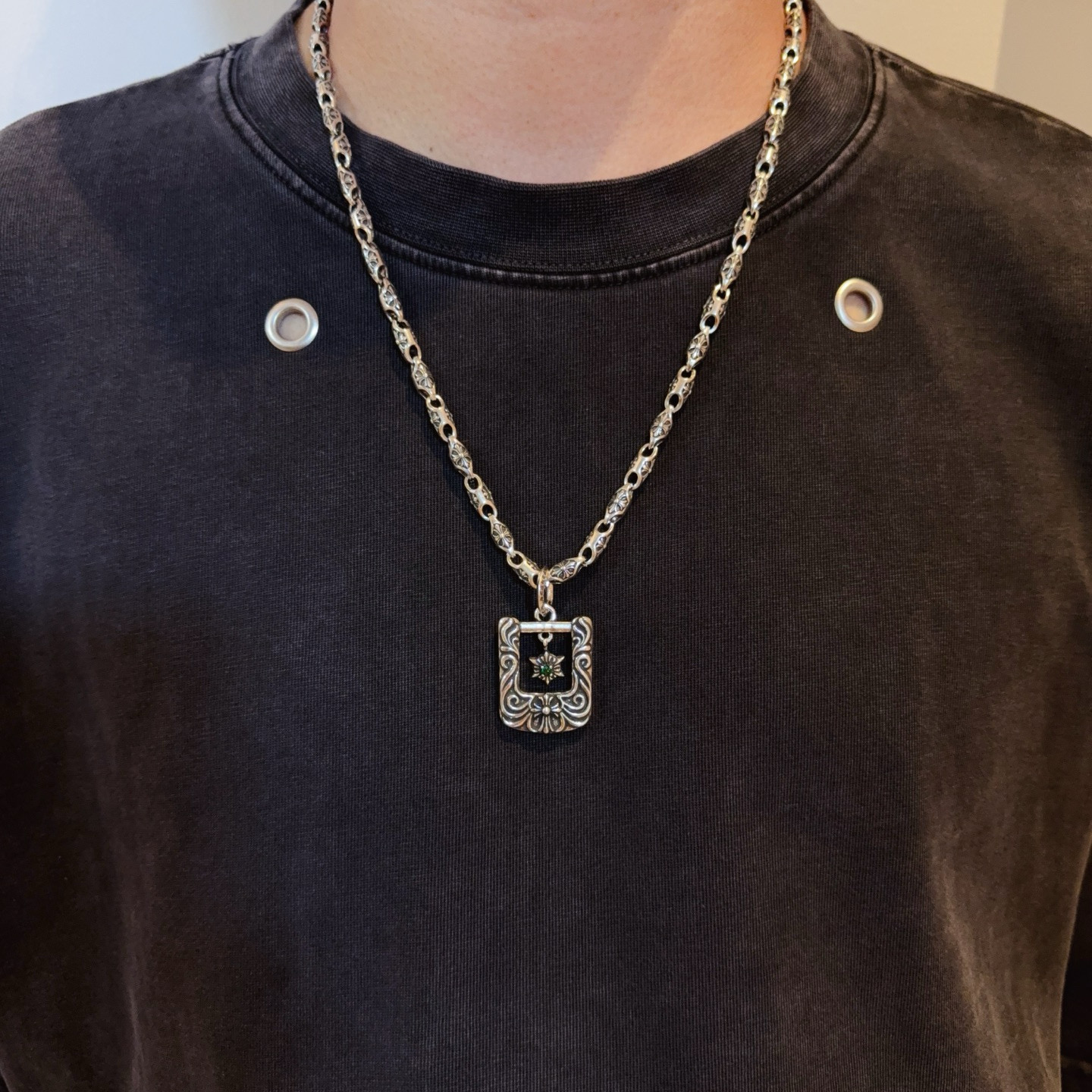 NO:705048,New [counter quality] Chrome Hearts classic retro cross necklace, shield cross pendant, different pattern design styles with concave and convex shapes, showing a distinctive cross. The Scout flower is the symbol of Chrome Hearts, so it is more durable. Genuine patterned Chrome Hearts distinguishes the ordinary light version in the market. Match the version and standard quality. Look at the printing details, the degree of retro gray oxidation. Seiko version!  !  !  Purely handmade ~ Authentic open mold fashion essentials. Can be worn by both men and women. Same style for couples. Official website original. Rock punk Thai silver style. Retro elements. Trendy and versatile!  , jewelry boutique, chrome hearts, chrome hearts, necklace19860909新款【专柜品质】Chrome Hearts克罗心经典复古十字架项链 盾牌十字架吊坠 凹凸造型不同的花纹设计风格 呈现出与众不同 十字架 童军花是克罗心的志 所以更经久不衰 正品打版Chrome Hearts克罗心 区别市场普通轻版 对版对标品质 看字印细节 复古做旧灰氧程度.精工版本！！！ 纯手工打造 ～正品开模潮流时尚必备 男女均可佩戴 情侣同款 官网原版 摇滚朋克泰银风格 复古元素 潮流百搭！,饰品精品,chrome hearts,chrome hearts,necklace,Jewelry