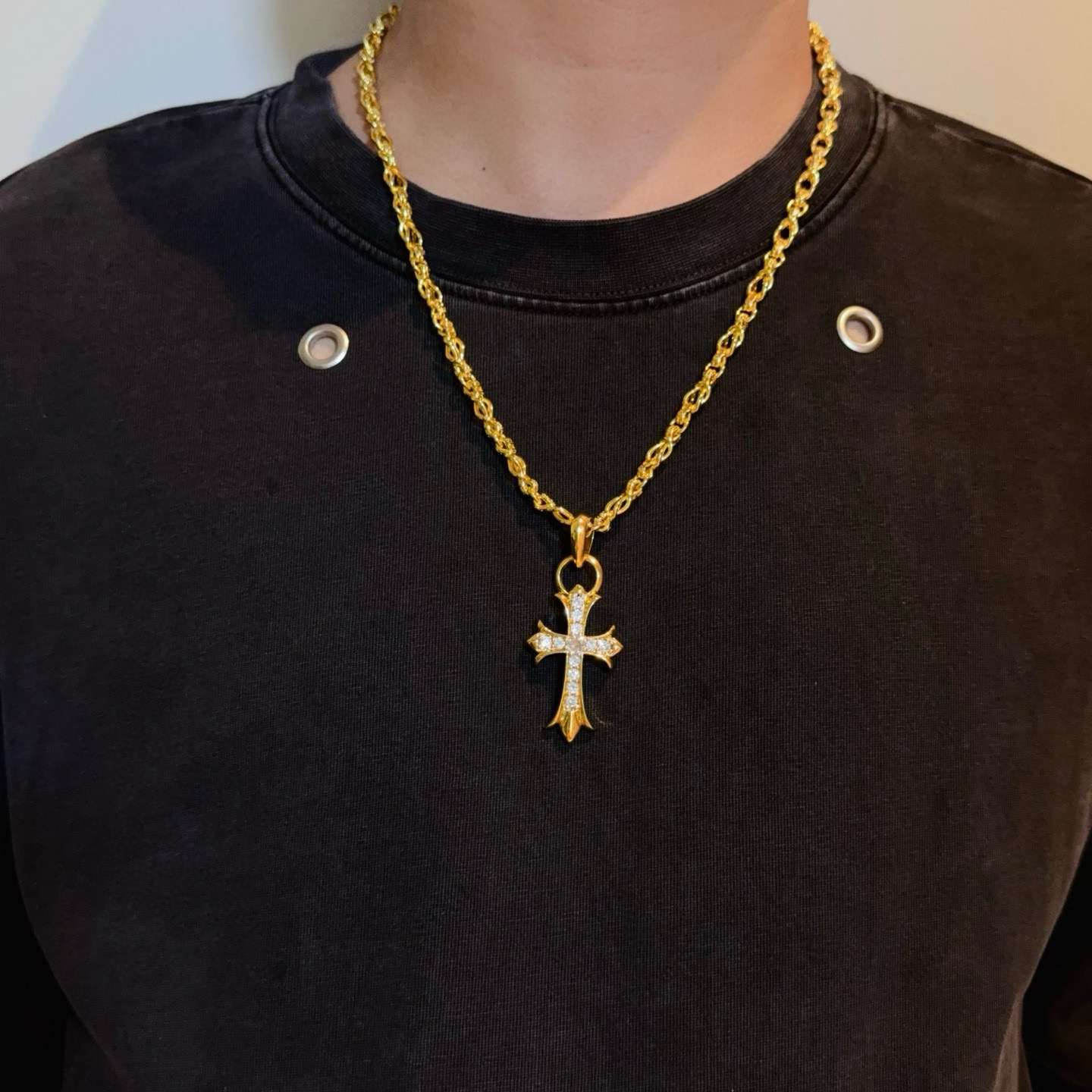 NO:705055,New [counter quality] Chrome Hearts gold multi-element full diamond cross necklace. Concave and convex shapes with different pattern design styles, showing a distinctive cross. The Scout flower is the symbol of Chrome Hearts, so it is more durable. Genuine pattern-printed Chrome Hearts distinguishes the ordinary light version in the market. Check the quality of the version. Look at the printing details. The degree of retro gray oxidation. Seiko version!  !  !  Purely handmade ~ Authentic open mold fashion essentials. Can be worn by both men and women. Same style for couples. Official website original. Rock punk Thai silver style. Retro elements. Trendy and versatile!  , jewelry boutique, chrome hearts, chrome hearts, necklace, gold19860909新款【专柜品质】Chrome Hearts克罗心黄金色多元素满钻十字架项链 凹凸造型不同的花纹设计风格 呈现出与众不同 十字架 童军花是克罗心的志 所以更经久不衰 正品打版Chrome Hearts克罗心 区别市场普通轻版 对版对标品质 看字印细节 复古做旧灰氧程度.精工版本！！！ 纯手工打造 ～正品开模潮流时尚必备 男女均可佩戴 情侣同款 官网原版 摇滚朋克泰银风格 复古元素 潮流百搭！,饰品精品,chrome hearts,chrome hearts,necklace,gold,Jewelry