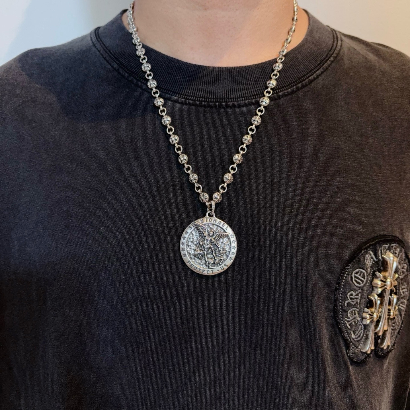 NO:705057,New [Counter Quality] Chrome Hearts Classic Retro Cross Flower Ball Necklace, Round Pendant, Concave and Concave Shape Different Pattern Design Styles, Presenting a Distinctive Cross, Scout Flower is the symbol of Chrome Hearts, so it is more durable. Genuine pattern-printed Chrome Hearts distinguishes the ordinary light version in the market. Check the quality of the version. Look at the printing details, the degree of retro ash oxidation. Seiko version!  !  !  Purely handmade ~ Authentic open mold fashion essentials. Can be worn by both men and women. Same style for couples. Official website original. Rock punk Thai silver style. Retro elements. Trendy and versatile!  , jewelry boutique, chrome hearts, chrome hearts, necklace19860909新款【专柜品质】Chrome Hearts克罗心经典复古十字花球项链 圆牌吊坠 凹凸造型不同的花纹设计风格 呈现出与众不同 十字架 童军花是克罗心的志 所以更经久不衰 正品打版Chrome Hearts克罗心 区别市场普通轻版 对版对标品质 看字印细节 复古做旧灰氧程度.精工版本！！！ 纯手工打造 ～正品开模潮流时尚必备 男女均可佩戴 情侣同款 官网原版 摇滚朋克泰银风格 复古元素 潮流百搭！,饰品精品,chrome hearts,chrome hearts,necklace,Jewelry