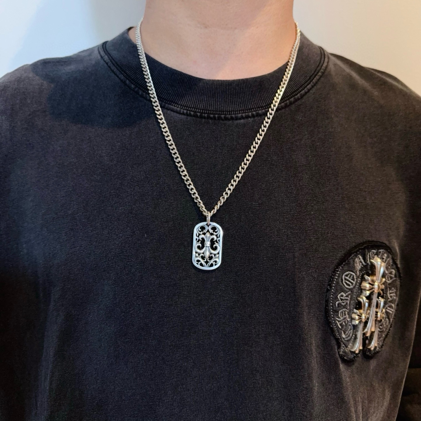 NO:705061,New [Counter Quality] Chrome Hearts Classic Retro Necklace, Square Cross Pendant, Concave and Concave Shapes, Different Pattern Design Styles, Presenting a Distinctive Cross, Scout Flower is Chrome Hearts' Emblem, So It's More Enduring. Genuine Patterned Chrome Hearts, Differentiating from Ordinary Light Editions in the Market, Matching Edition, Standard Quality, Look at the Printing Details, Retro and Old Gray Oxygen Level. Seiko Version!  !  !  Purely handmade ~ Authentic open mold fashion essentials. Can be worn by both men and women. Same style for couples. Official website original. Rock punk Thai silver style. Retro elements. Trendy and versatile!  , jewelry boutique, chrome hearts, chrome hearts, necklace19860909新款【专柜品质】Chrome Hearts克罗心经典复古项链 方牌十字架吊坠 凹凸造型不同的花纹设计风格 呈现出与众不同 十字架 童军花是克罗心的志 所以更经久不衰 正品打版Chrome Hearts克罗心 区别市场普通轻版 对版对标品质 看字印细节 复古做旧灰氧程度.精工版本！！！ 纯手工打造 ～正品开模潮流时尚必备 男女均可佩戴 情侣同款 官网原版 摇滚朋克泰银风格 复古元素 潮流百搭！,饰品精品,chrome hearts,chrome hearts,necklace,Jewelry