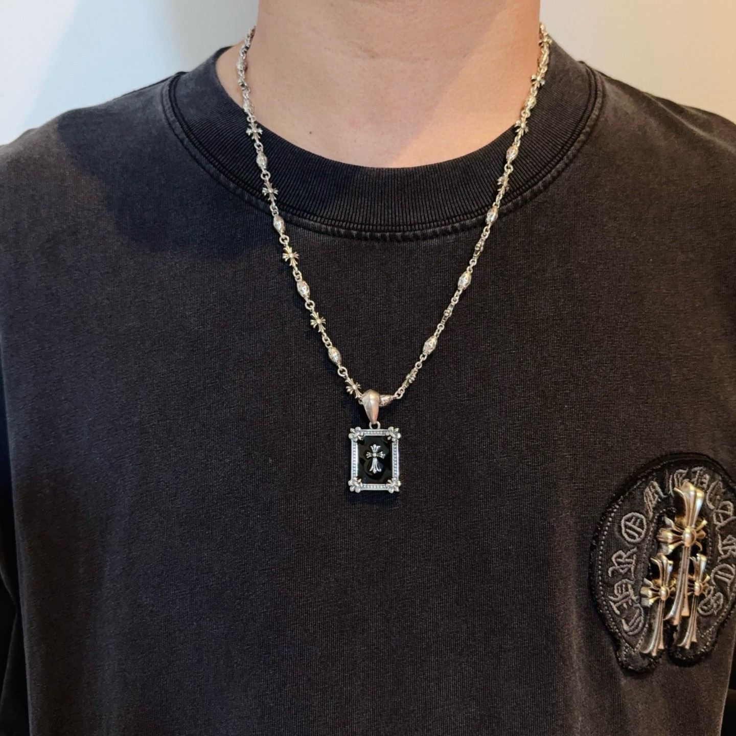 NO:688154,New [Counter Quality] Chrome Hearts Classic Retro Flower Ball Necklace, Square Cross Pendant, Concave and Concave Shape Different Pattern Design Styles, Presenting a Distinctive Cross, Scout Flower is the symbol of Chrome Hearts, so it is more durable. Genuine pattern-printed Chrome Hearts distinguishes the ordinary light version in the market. Check the quality of the version. Look at the printing details, the degree of retro ash oxidation. Seiko version!  !  !  Purely handmade ~ Authentic open mold fashion essentials. Can be worn by both men and women. Same style for couples. Official website original. Rock punk Thai silver style. Retro elements. Trendy and versatile!  , jewelry boutique, chrome hearts, chrome hearts, necklace19860909新款【专柜品质】Chrome Hearts克罗心经典复古花球项链 方牌十字架吊坠 凹凸造型不同的花纹设计风格 呈现出与众不同 十字架 童军花是克罗心的志 所以更经久不衰 正品打版Chrome Hearts克罗心 区别市场普通轻版 对版对标品质 看字印细节 复古做旧灰氧程度.精工版本！！！ 纯手工打造 ～正品开模潮流时尚必备 男女均可佩戴 情侣同款 官网原版 摇滚朋克泰银风格 复古元素 潮流百搭！,饰品精品,chrome hearts,chrome hearts,necklace,Jewelry