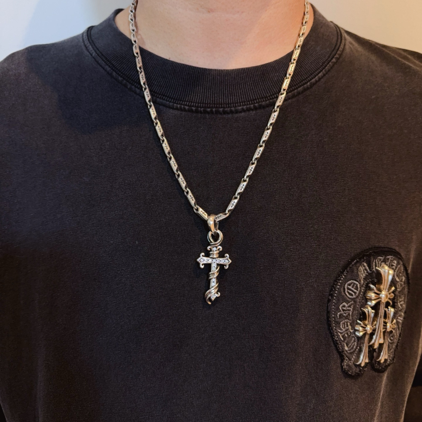 NO:688159,New [counter quality] Chrome Hearts classic retro cross necklace, full diamond cross pendant, concave and convex shapes with different pattern design styles, showing a distinctive cross. The Scout flower is the symbol of Chrome Hearts, so it is more durable. Genuine pattern-printed Chrome Hearts distinguishes the ordinary light version in the market. Match the version and standard quality. Look at the printing details. The degree of retro gray oxidation. Seiko version!  !  !  Purely handmade ~ Authentic open mold fashion essentials. Can be worn by both men and women. Same style for couples. Official website original. Rock punk Thai silver style. Retro elements. Trendy and versatile!  , jewelry boutique, chrome hearts, chrome hearts, necklace19860909新款【专柜品质】Chrome Hearts克罗心经典复古十字架项链 满钻十字架吊坠 凹凸造型不同的花纹设计风格 呈现出与众不同 十字架 童军花是克罗心的志 所以更经久不衰 正品打版Chrome Hearts克罗心 区别市场普通轻版 对版对标品质 看字印细节 复古做旧灰氧程度.精工版本！！！ 纯手工打造 ～正品开模潮流时尚必备 男女均可佩戴 情侣同款 官网原版 摇滚朋克泰银风格 复古元素 潮流百搭！,饰品精品,chrome hearts,chrome hearts,necklace,Jewelry