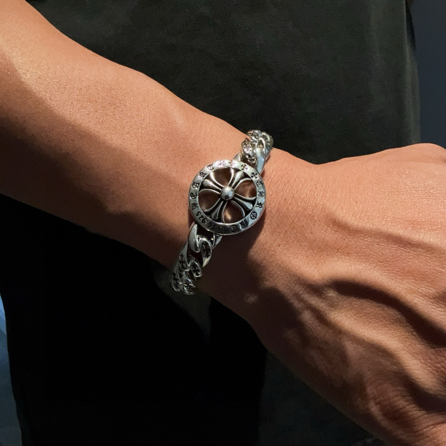 NO:688172,The new [counter quality] Chrome Hearts retro cross Cuban bracelet, the different concave and convex shapes have different pattern design styles. The cross scout flower is the symbol of Chrome Hearts, so it is more durable. Genuine pattern-printed Chrome Hearts distinguishes the ordinary light version in the market. Match the version and standard quality. Look at the printing details, the degree of retro gray oxidation. Seiko version!  Size: 18 20 22 24cm, fine jewelry, chrome hearts, chrome hearts, bracelet19860909新款【专柜品质】Chrome Hearts克罗心复古十字架古巴手链,凹凸造型不同的花纹设计风格呈现出与众不同 十字架童军花是克罗心的标志 所以更经久不衰 正品打版Chrome Hearts克罗心 区别市场普通轻版 对版对标品质 看字印细节 复古做旧灰氧程度.精工版本！尺寸:18 20 22 24cm,饰品精品,chrome hearts,chrome hearts,bracelet,Jewelry