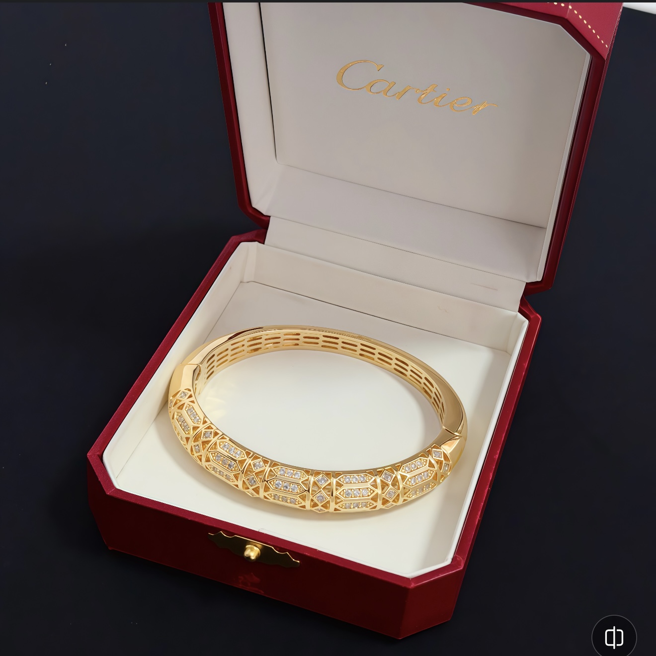 💰140 卡地亚镶钻手镯 高端定制版本 镶嵌钻工艺 V金材质 经典而时尚风格  用凌厉线条重构爱情美学！打破常规，镶嵌钻设计反而成就高级感天花板&mdash;&mdash;无需浮华堆砌，爱本应纯粹如初 卡地亚受众多明星网红的爱戴 豹子系列手镯 绝对是永恒经典 而且男女不限 年龄不限 ！戴上它你就是焦点！