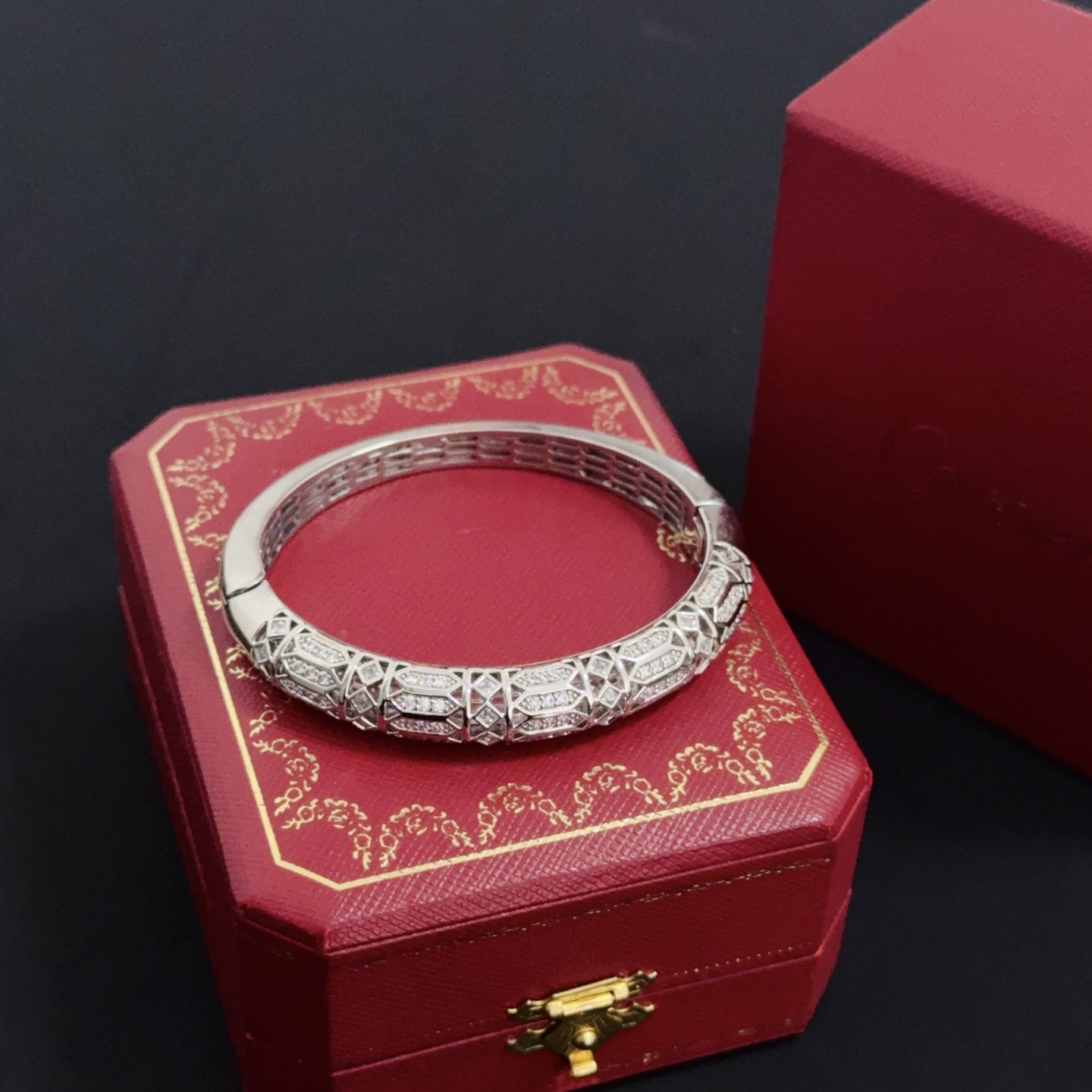 💰140  卡地亚镶钻手镯 高端定制版本 镶嵌钻工艺 V金材质 经典而时尚风格  用凌厉线条重构爱情美学！打破常规，镶嵌钻设计反而成就高级感天花板&mdash;&mdash;无需浮华堆砌，爱本应纯粹如初 卡地亚受众多明星网红的爱戴 豹子系列手镯 绝对是永恒经典 而且男女不限 年龄不限 ！戴上它你就是焦点！