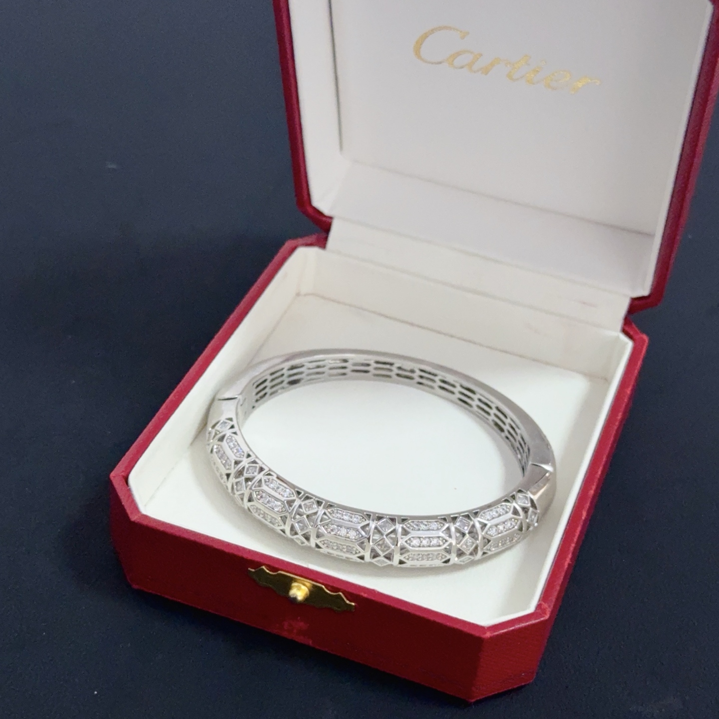 💰140  卡地亚镶钻手镯 高端定制版本 镶嵌钻工艺 V金材质 经典而时尚风格  用凌厉线条重构爱情美学！打破常规，镶嵌钻设计反而成就高级感天花板&mdash;&mdash;无需浮华堆砌，爱本应纯粹如初 卡地亚受众多明星网红的爱戴 豹子系列手镯 绝对是永恒经典 而且男女不限 年龄不限 ！戴上它你就是焦点！