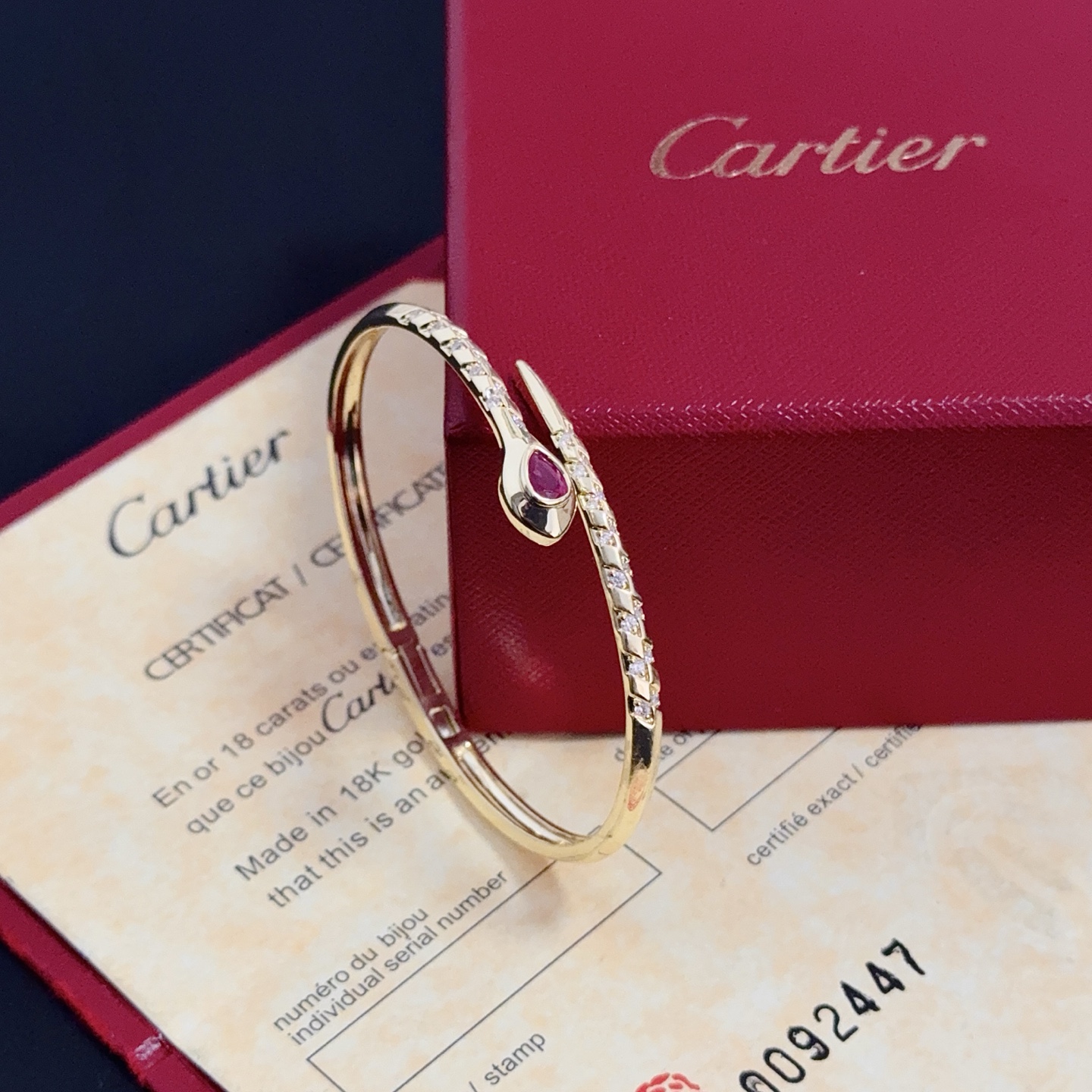 💰130 卡地亚镶钻手镯 高端定制版本 镶嵌钻工艺 V金材质 经典而时尚风格  用凌厉线条重构爱情美学！打破常规，镶嵌钻设计反而成就高级感天花板&mdash;&mdash;无需浮华堆砌，爱本应纯粹如初 卡地亚受众多明星网红的爱戴 豹子系列手镯 绝对是永恒经典 而且男女不限 年龄不限 ！戴上它你就是焦点！