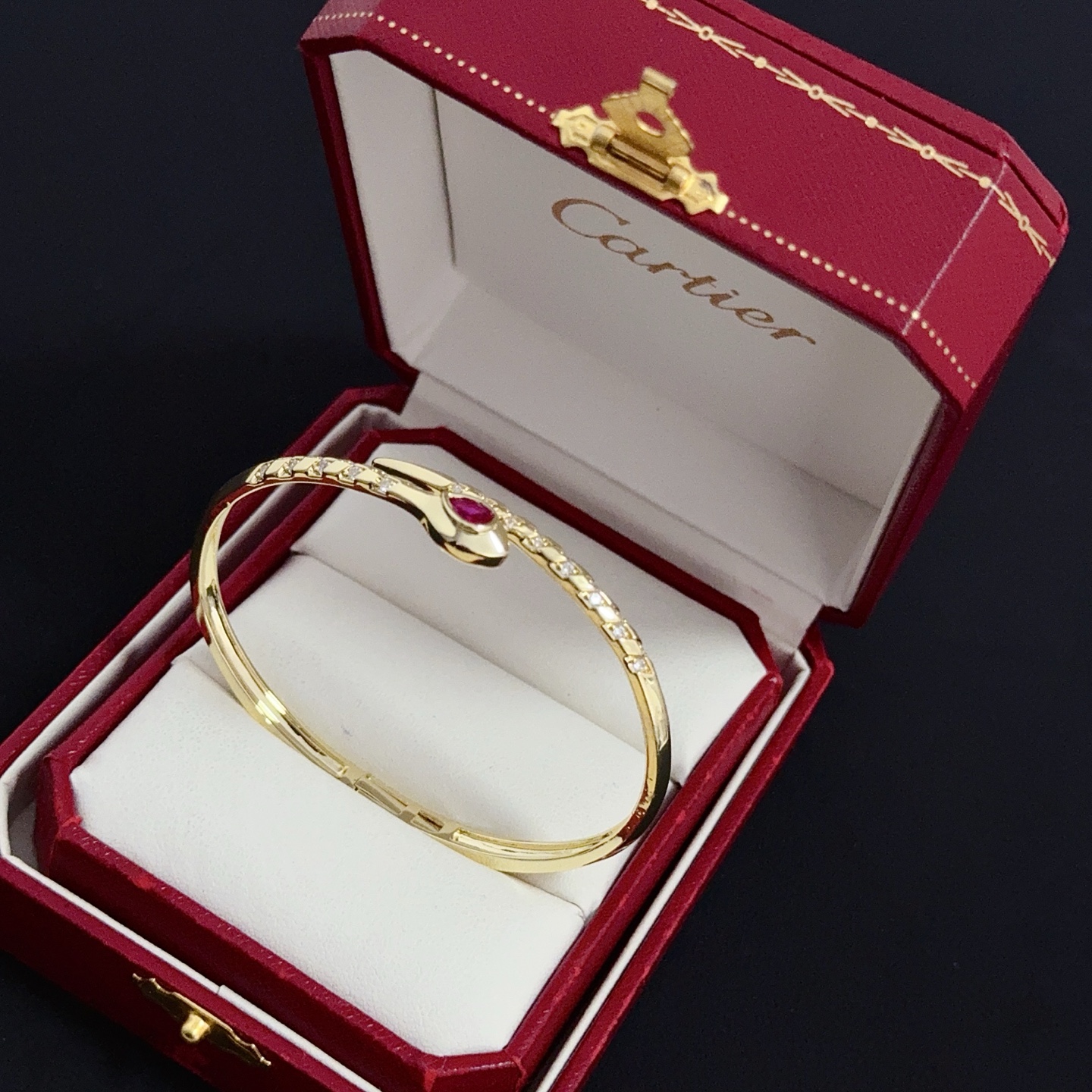 💰130 卡地亚镶钻手镯 高端定制版本 镶嵌钻工艺 V金材质 经典而时尚风格  用凌厉线条重构爱情美学！打破常规，镶嵌钻设计反而成就高级感天花板&mdash;&mdash;无需浮华堆砌，爱本应纯粹如初 卡地亚受众多明星网红的爱戴 豹子系列手镯 绝对是永恒经典 而且男女不限 年龄不限 ！戴上它你就是焦点！