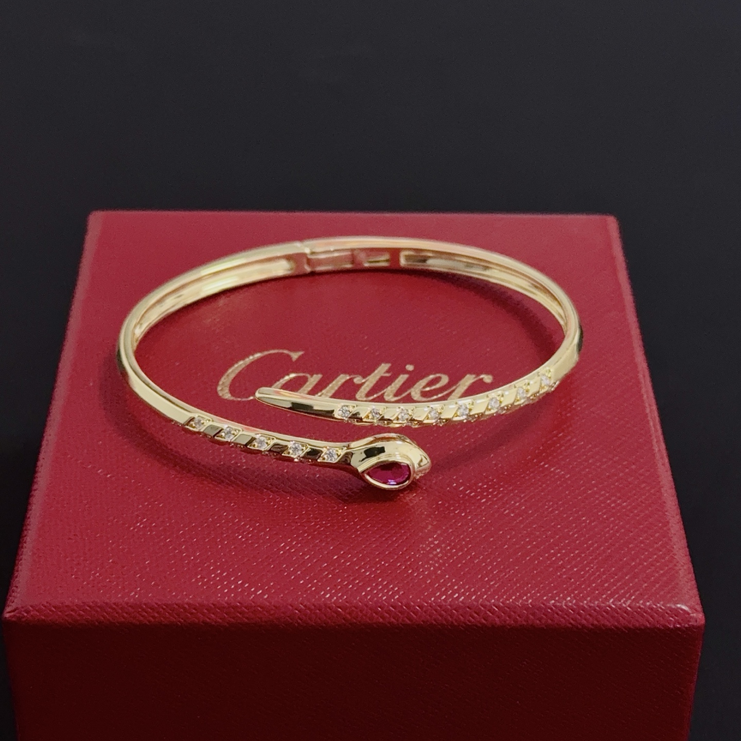 💰130 卡地亚镶钻手镯 高端定制版本 镶嵌钻工艺 V金材质 经典而时尚风格  用凌厉线条重构爱情美学！打破常规，镶嵌钻设计反而成就高级感天花板&mdash;&mdash;无需浮华堆砌，爱本应纯粹如初 卡地亚受众多明星网红的爱戴 豹子系列手镯 绝对是永恒经典 而且男女不限 年龄不限 ！戴上它你就是焦点！