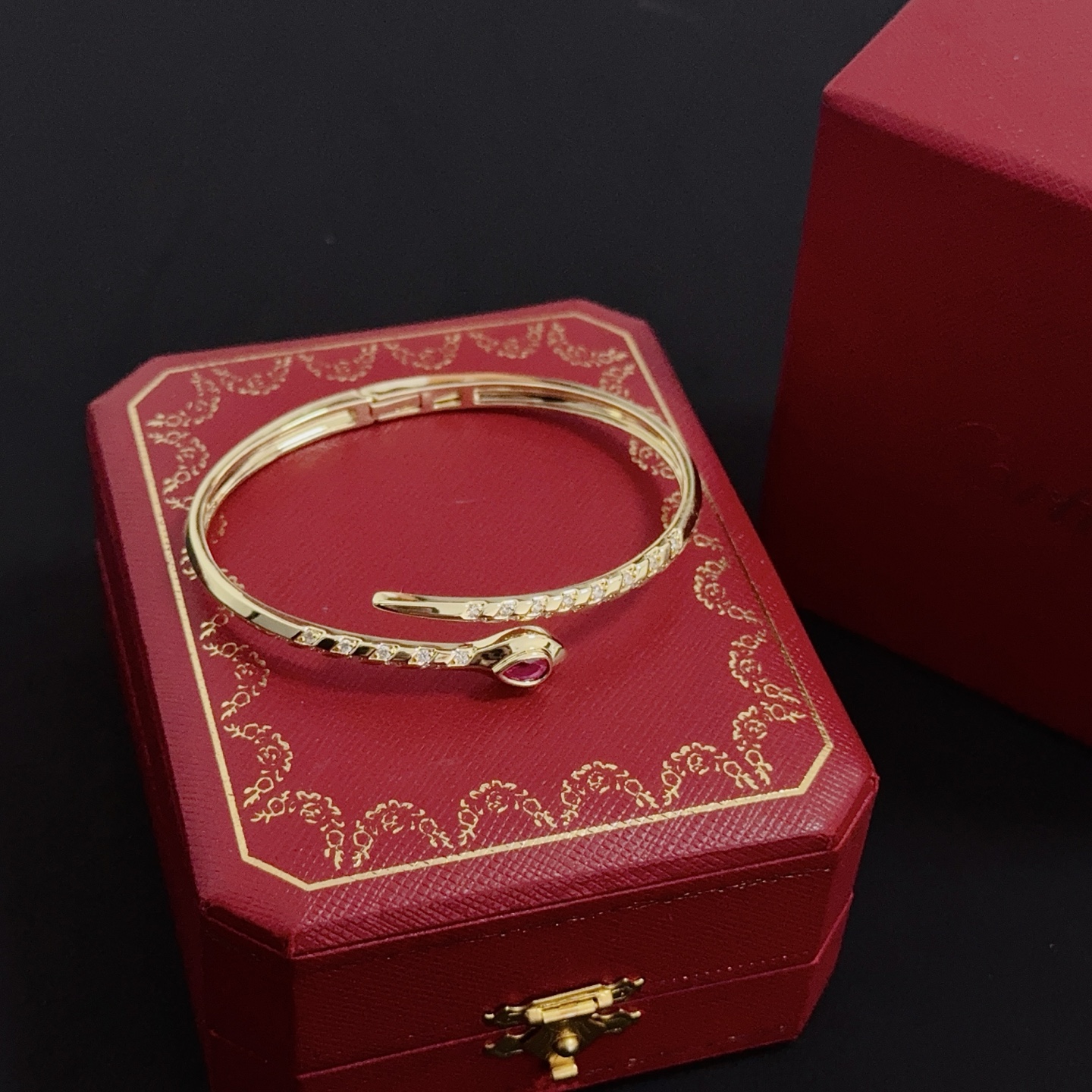 💰130 卡地亚镶钻手镯 高端定制版本 镶嵌钻工艺 V金材质 经典而时尚风格  用凌厉线条重构爱情美学！打破常规，镶嵌钻设计反而成就高级感天花板&mdash;&mdash;无需浮华堆砌，爱本应纯粹如初 卡地亚受众多明星网红的爱戴 豹子系列手镯 绝对是永恒经典 而且男女不限 年龄不限 ！戴上它你就是焦点！