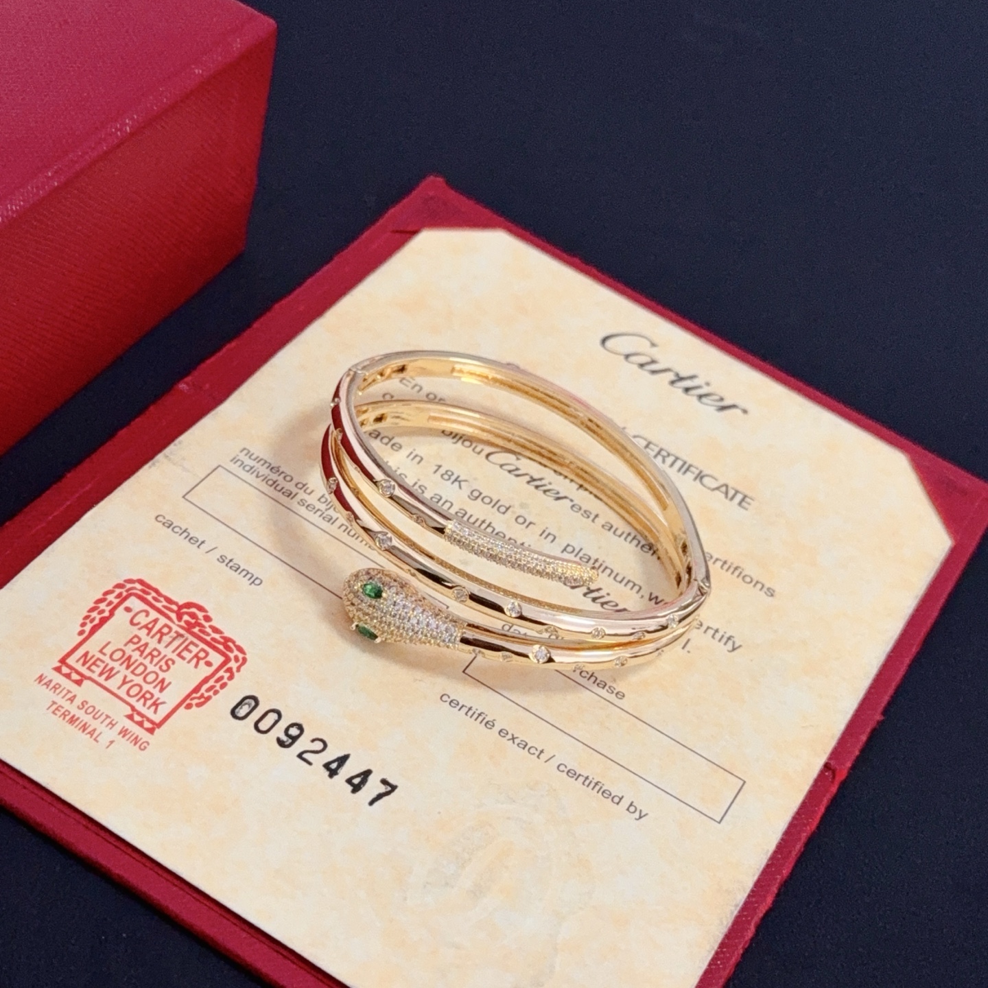 💰140 卡地亚镶钻手镯 高端定制版本 镶嵌钻工艺 V金材质 经典而时尚风格  用凌厉线条重构爱情美学！打破常规，镶嵌钻设计反而成就高级感天花板&mdash;&mdash;无需浮华堆砌，爱本应纯粹如初 卡地亚受众多明星网红的爱戴 豹子系列手镯 绝对是永恒经典 而且男女不限 年龄不限 ！戴上它你就是焦点！