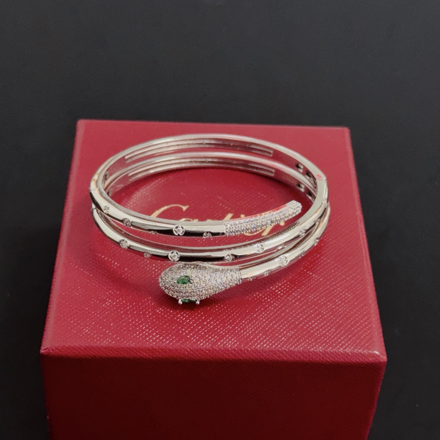 💰140  卡地亚镶钻手镯 高端定制版本 镶嵌钻工艺 V金材质 经典而时尚风格  用凌厉线条重构爱情美学！打破常规，镶嵌钻设计反而成就高级感天花板&mdash;&mdash;无需浮华堆砌，爱本应纯粹如初 卡地亚受众多明星网红的爱戴 豹子系列手镯 绝对是永恒经典 而且男女不限 年龄不限 ！戴上它你就是焦点！